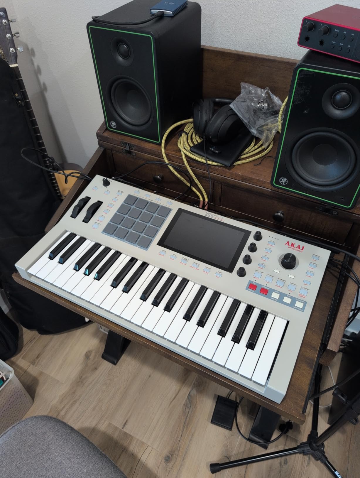 Akai Professional MPC Key 37 G2 Next-Gen Standalone Production Keyboard | Synthesizer for Producers, for Sampling and Sequencing, with USB-C, 37 Keys, 16 MPC Pads, 8-Core Processor, 4GB RAM customer photo 2
