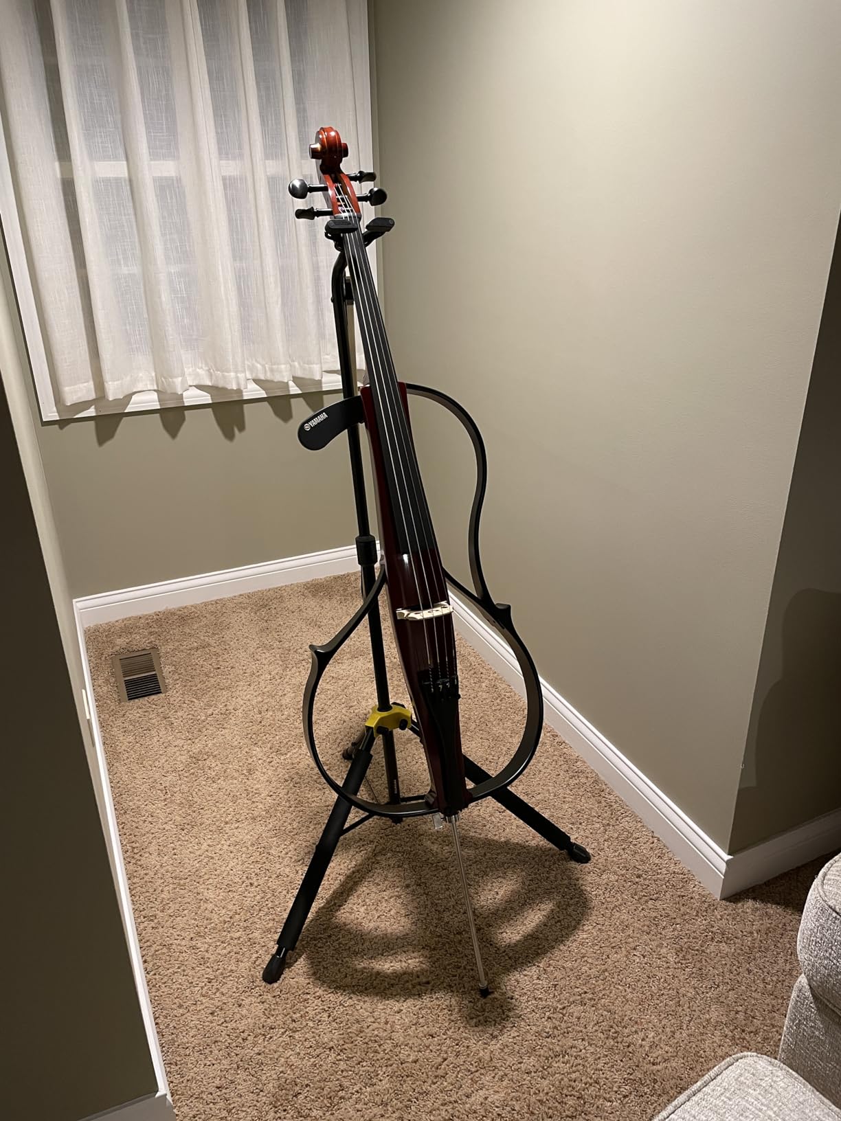 Hercules DS580B Auto Grip Cello Stand customer photo 1