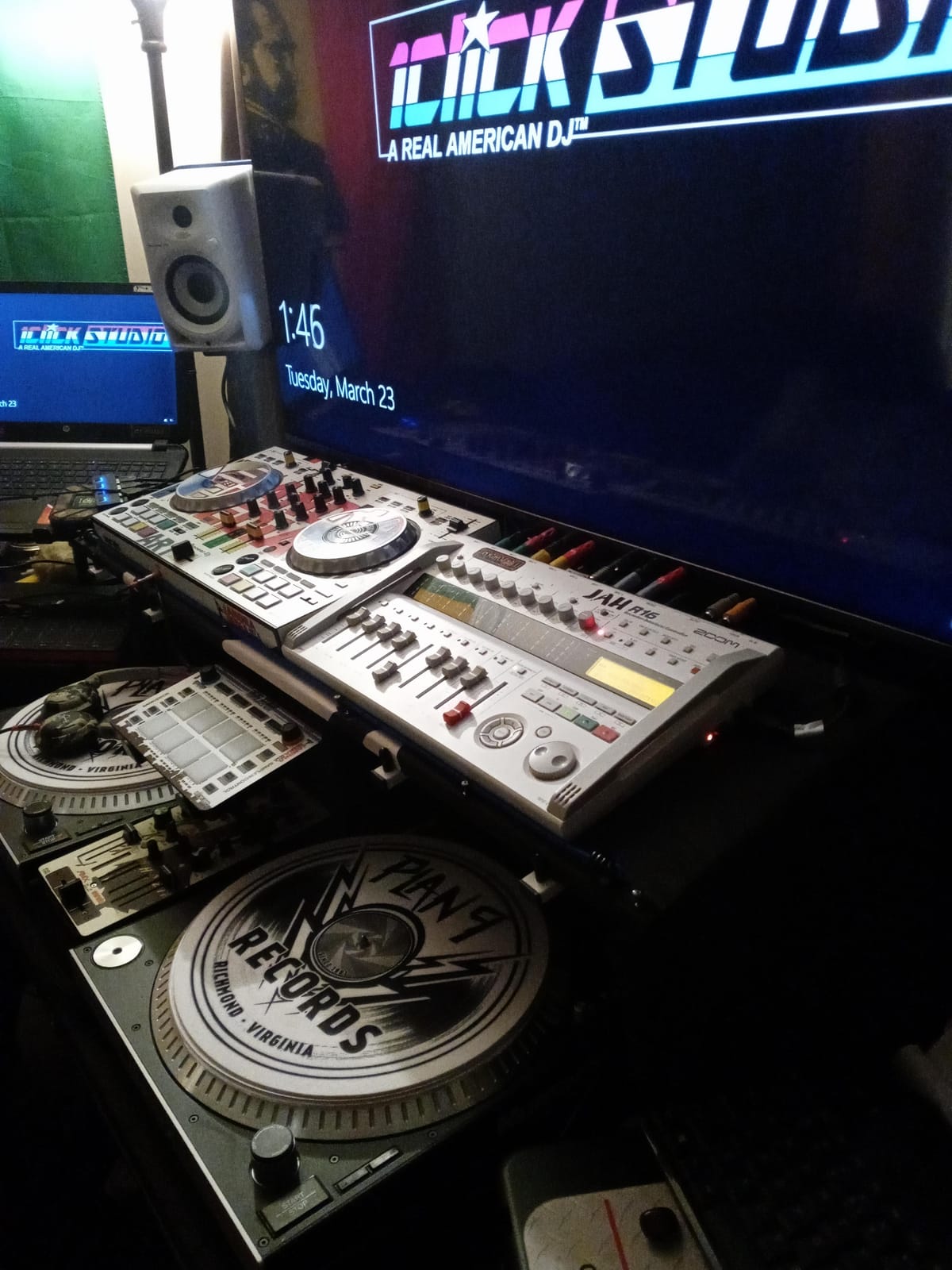 Zoom R16 Multi-Track Tabletop Recorder, Interface, Controller, 8 XLR Combo Inputs, 16 Tracks, USB Audio Interface, Built In Stereo Condenser Microphones, 135 Built-In Effects customer photo 2