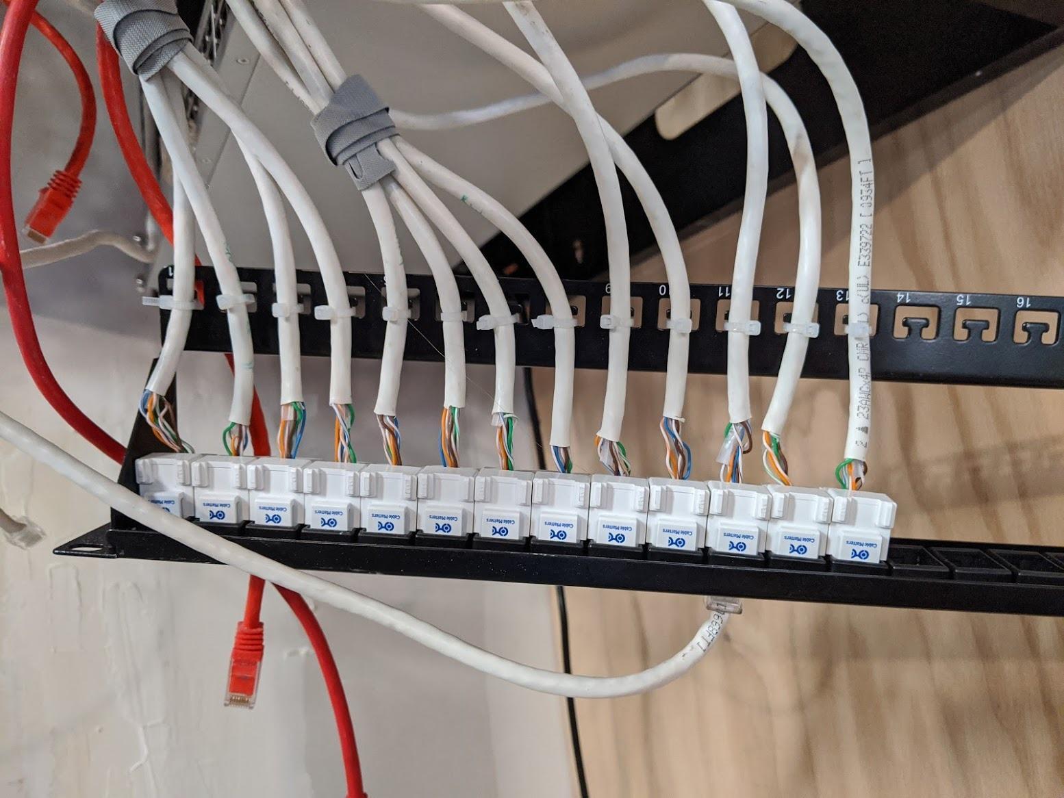 Cable Matters 1U 24 Port Keystone Patch Panel with Cable Management | With Support Bar, Rackmount or Wall Mount, 19-Inch Black Patch Panel for Keystone Jacks customer photo 2