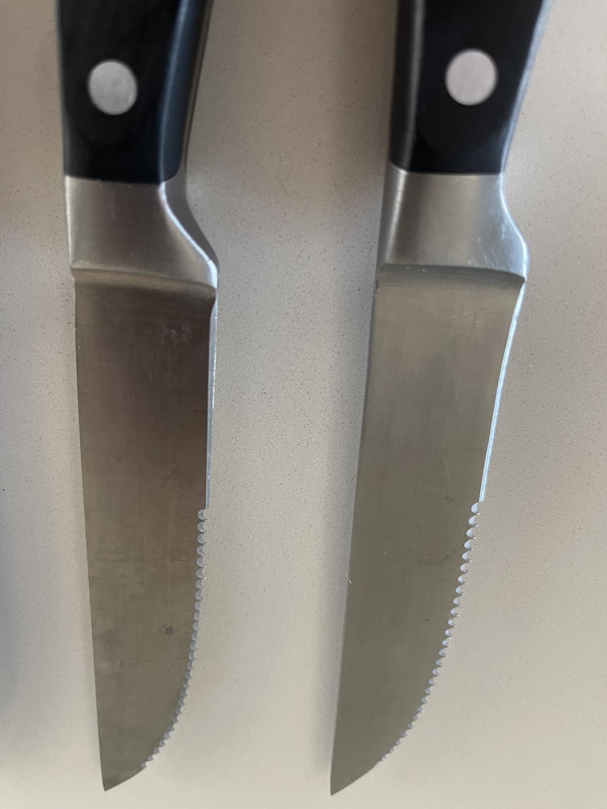 Amazon Basics 8-Piece Full Tang Stainless Steel Serrated Steak Knife Set, 4.5