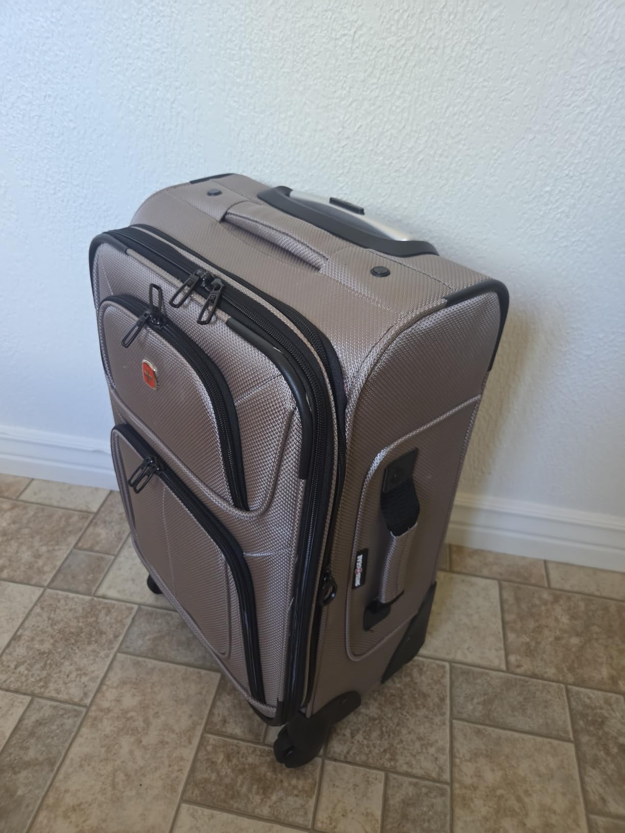 SwissGear Sion Carry-On Spinner Luggage, Softside Expandable, Lightweight Suitcase, Dark Grey, 22.75-Inch customer photo 1