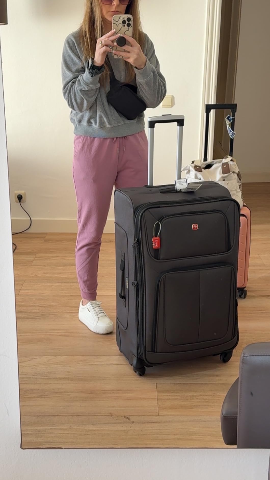 SwissGear Sion Softside Expandable Spinner Luggage Durable Lightweight Travel Suitcase, Dark Grey, Checked-Large customer photo 2