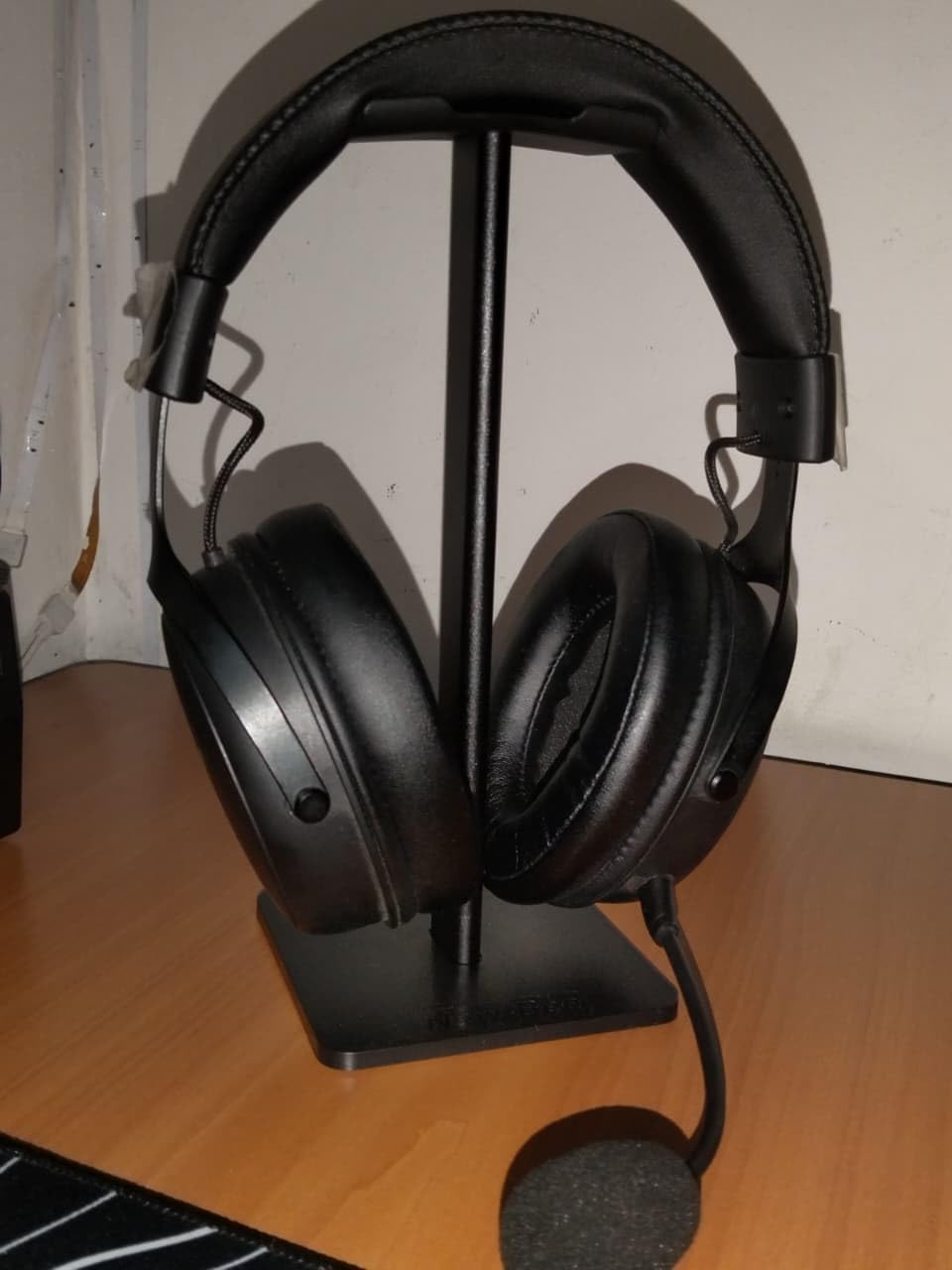 New Bee Headphone Stand Headset Holder Earphone Stand | Aluminum Supporting Bar Flexible Headrest ABS Solid Base for All Headphones Size (Black) customer photo 1