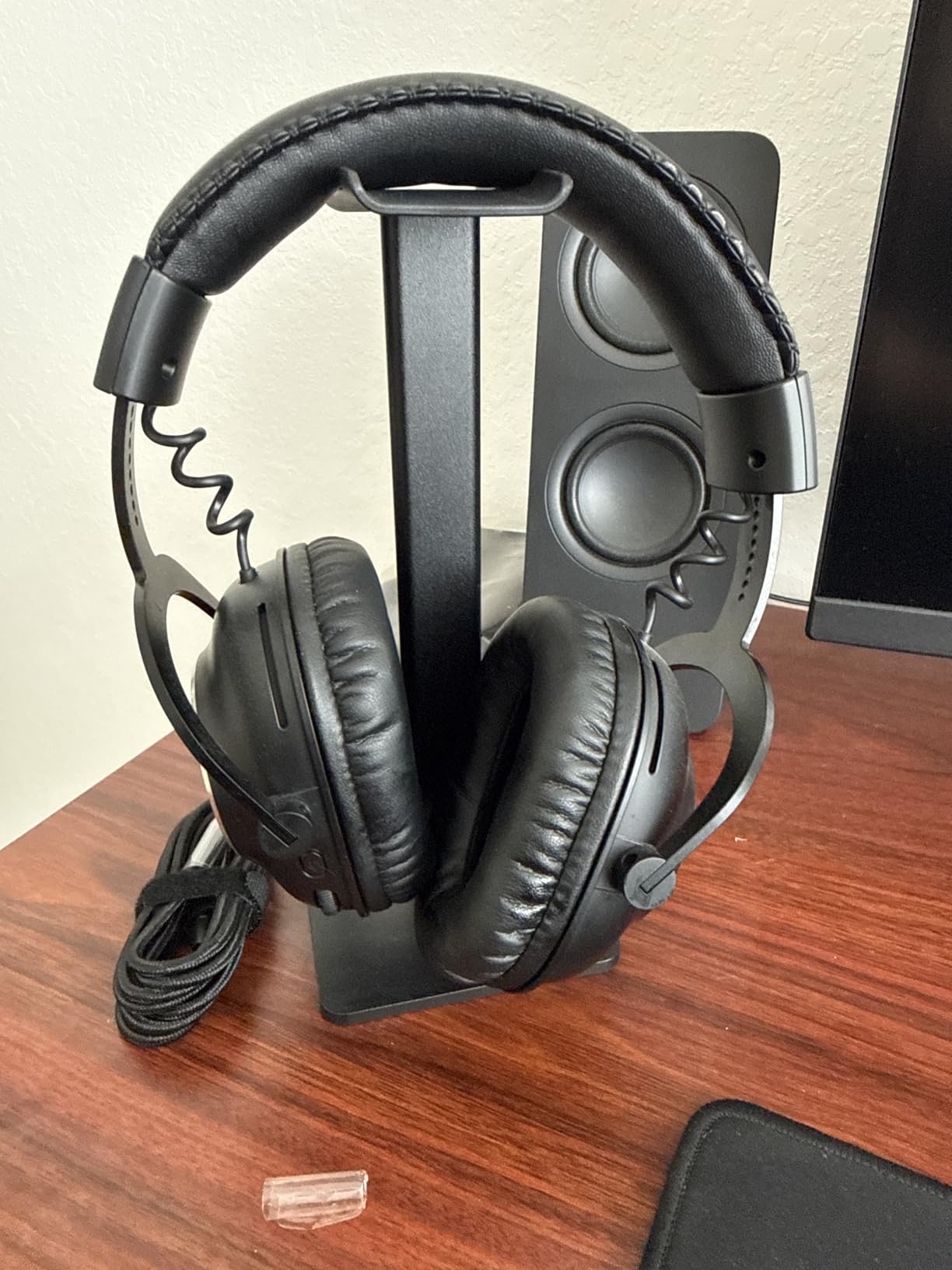New Bee Headphone Stand Headset Holder Earphone Stand | Aluminum Supporting Bar Flexible Headrest ABS Solid Base for All Headphones Size (Black) customer photo 2