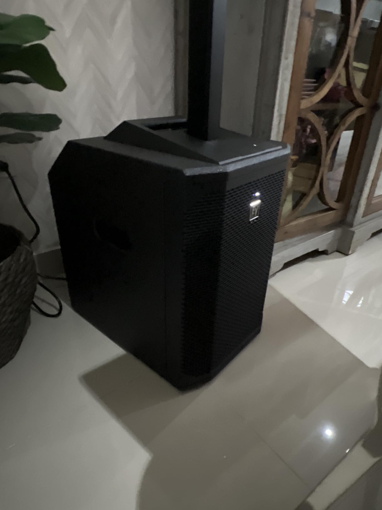 Electro-Voice EVOLVE 50 Portable Powered Column Speaker System, Black customer photo 1