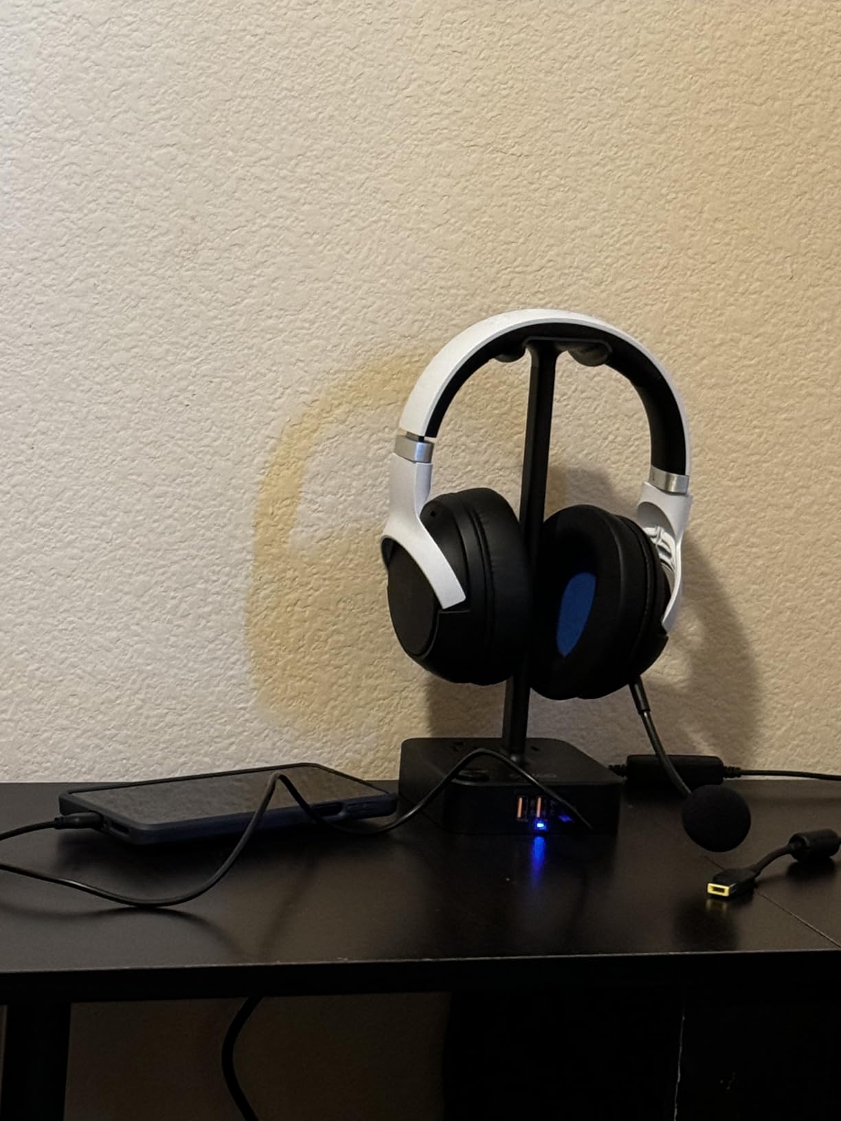 cozoo Headphone Stand with Charger for Desk, Gifts for Gamers Men, Black customer photo 1