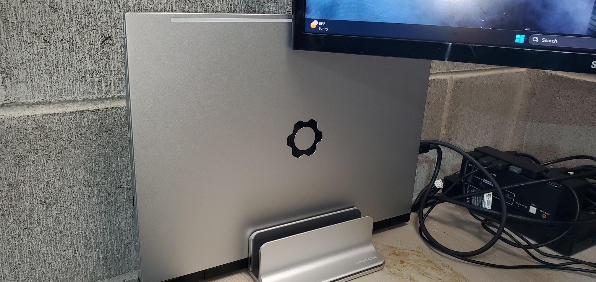 OMOTON Dual Vertical Desk Laptop Stand Holder, Fits MacBook Air/Pro, Silver customer photo 1