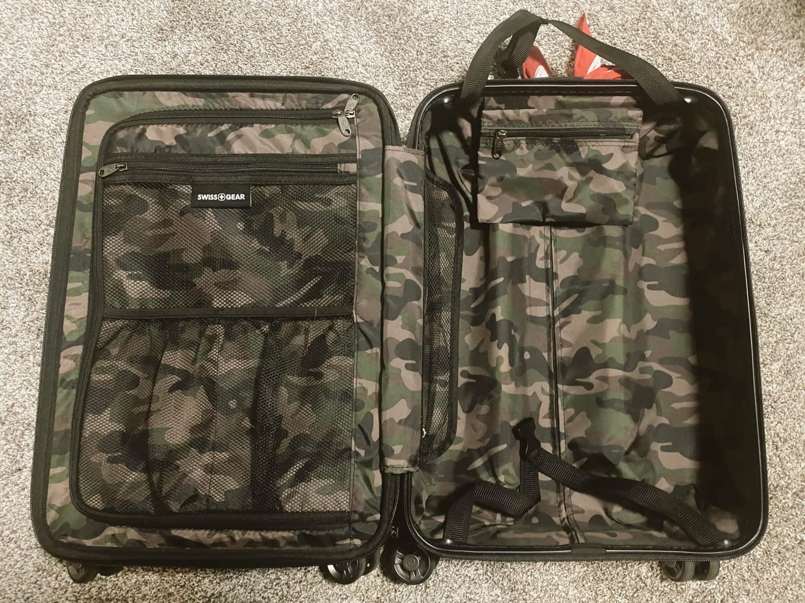 SwissGear 7272 Energie Expandable Hardside Luggage with Spinner Wheels and TSA Lock, Black, Carry-On 19-Inch customer photo 2