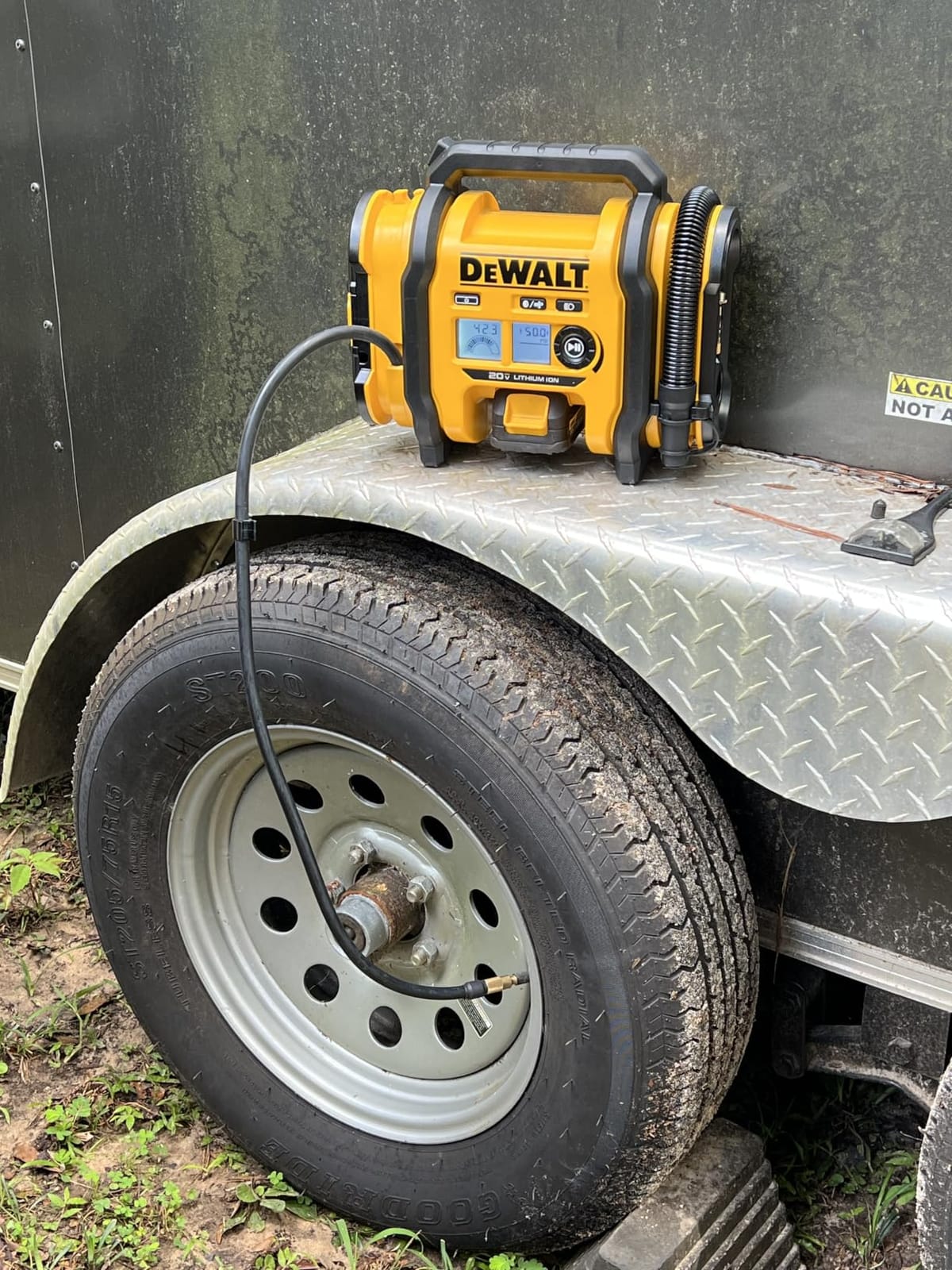 DEWALT Tire Inflator Portable Air Compressor 20V MAX, Car Air Pump with Automatic Shut Off, LED Light, Tool Only (DCC020IB) customer photo 2