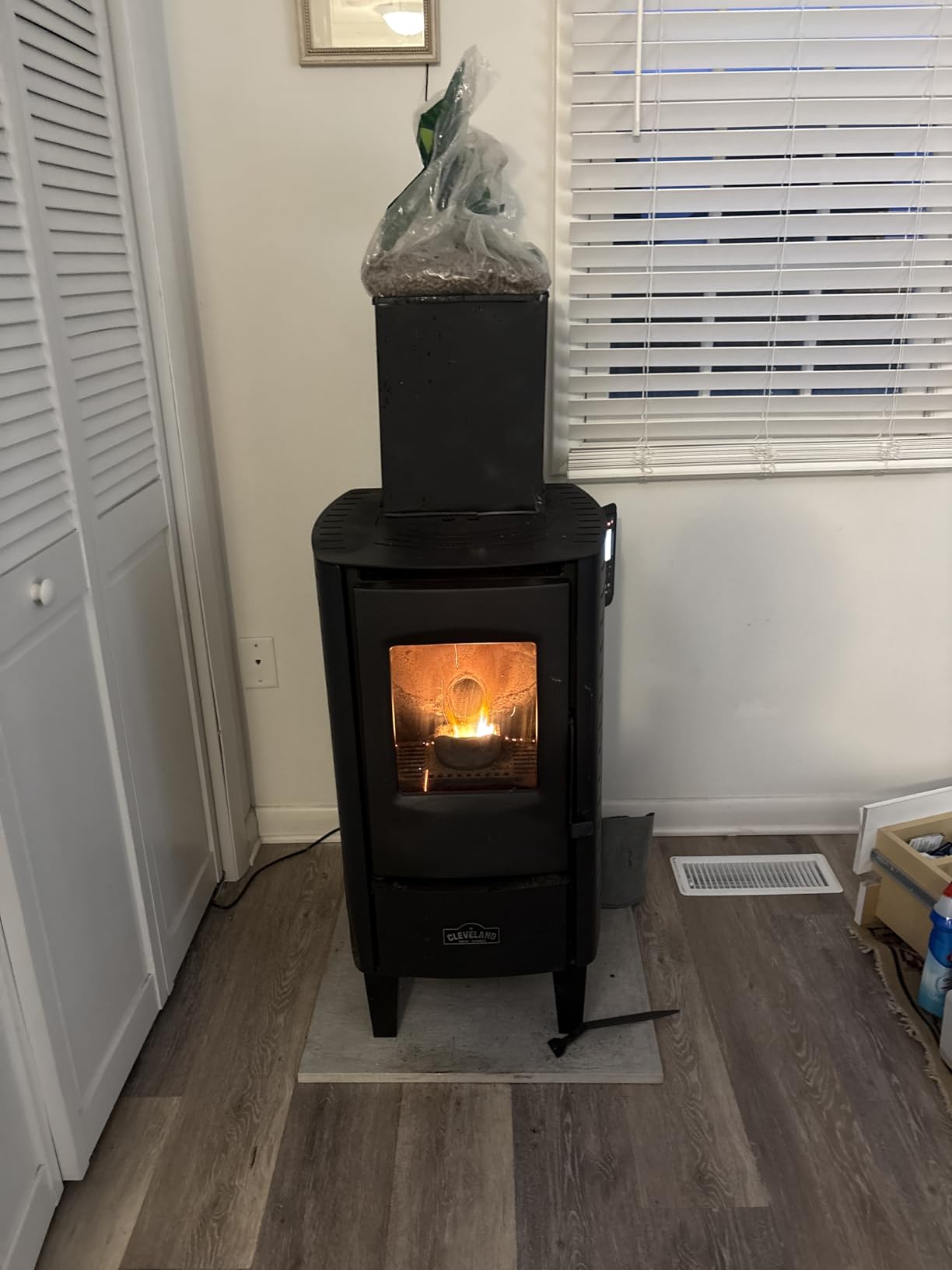 Mr. Heater Cleveland Iron Works Small Pellet Stove - 24lb Hopper customer photo 1