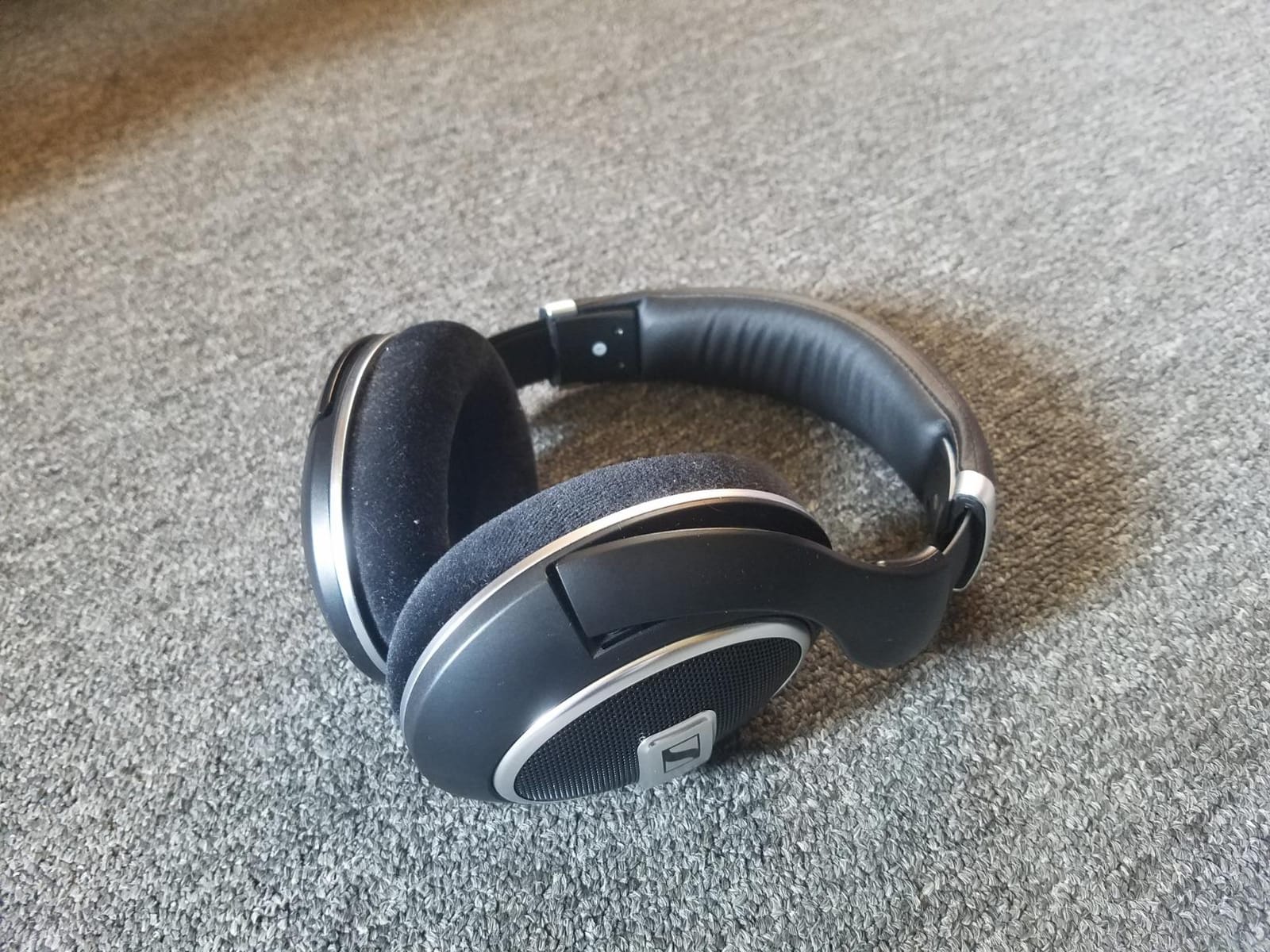 Sennheiser HD 599 SE Open-Back Wired Audiophile Headphones customer photo 1