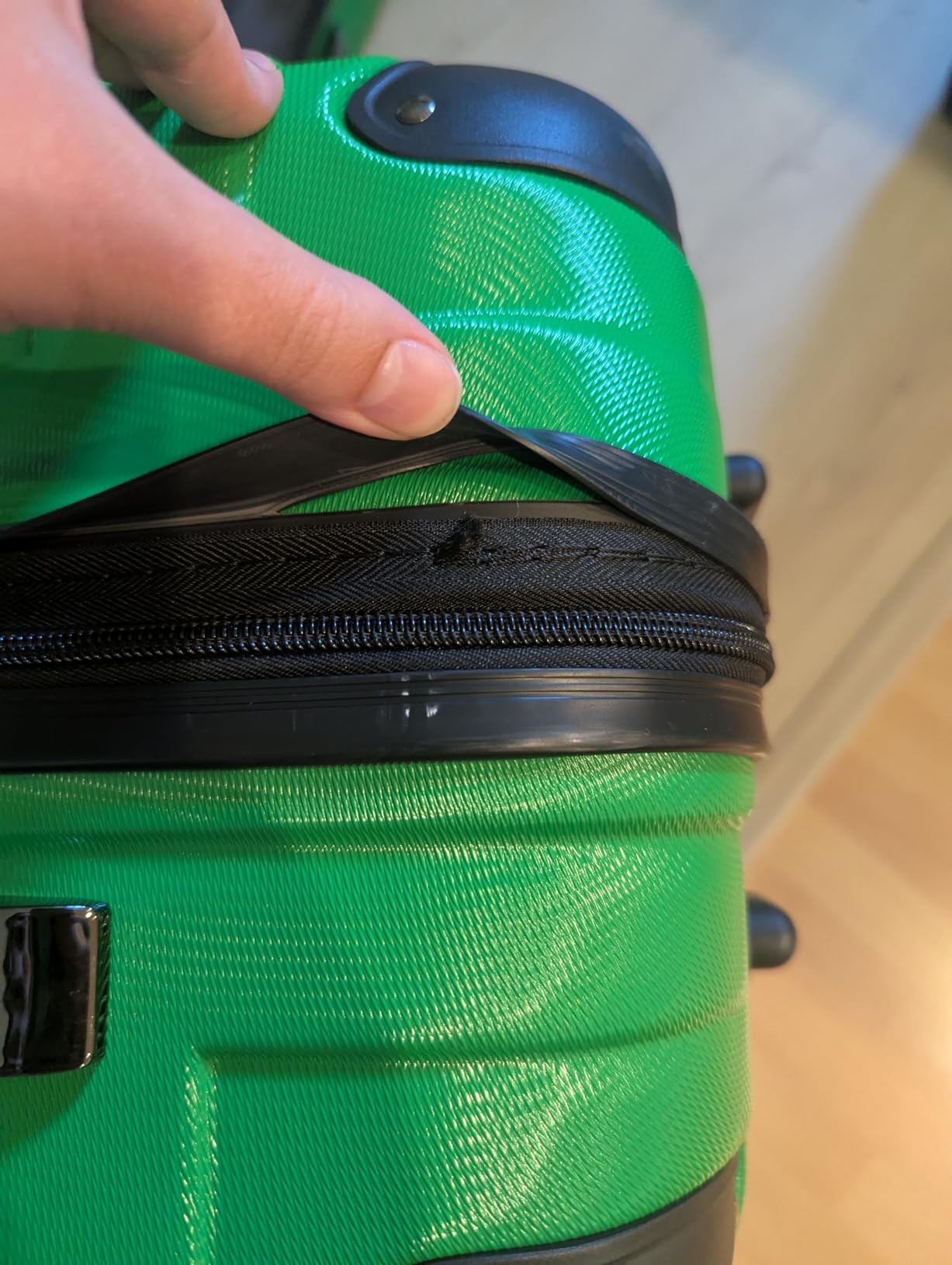 Kenneth Cole REACTION Out of Bounds Lightweight Hardshell 4-Wheel Spinner Luggage, Kelly Green, 28-Inch Checked customer photo 2