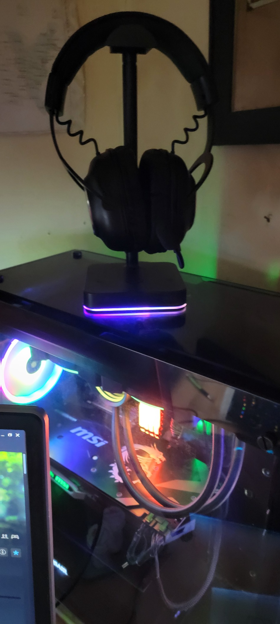 KAFRI RGB Headphone Stand with Wireless Charger Desk Gaming Headset Holder Hanger Rack with 10W/7.5W Fast Charge QI Wireless Charging Pad - Suitable for Gamer Desktop Table Game Earphone Accessories customer photo 1
