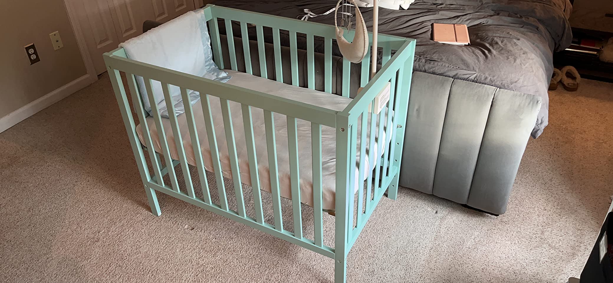 Dream On Me Edgewood 4-in-1 Convertible Mini Baby Crib in Cool Grey, GreenGuard Gold & JPMA, Non-Toxic, Compact 40×25×33″ Design, Converts to Mini Daybed & Twin Bed, 1″ Mattress Pad customer photo 2