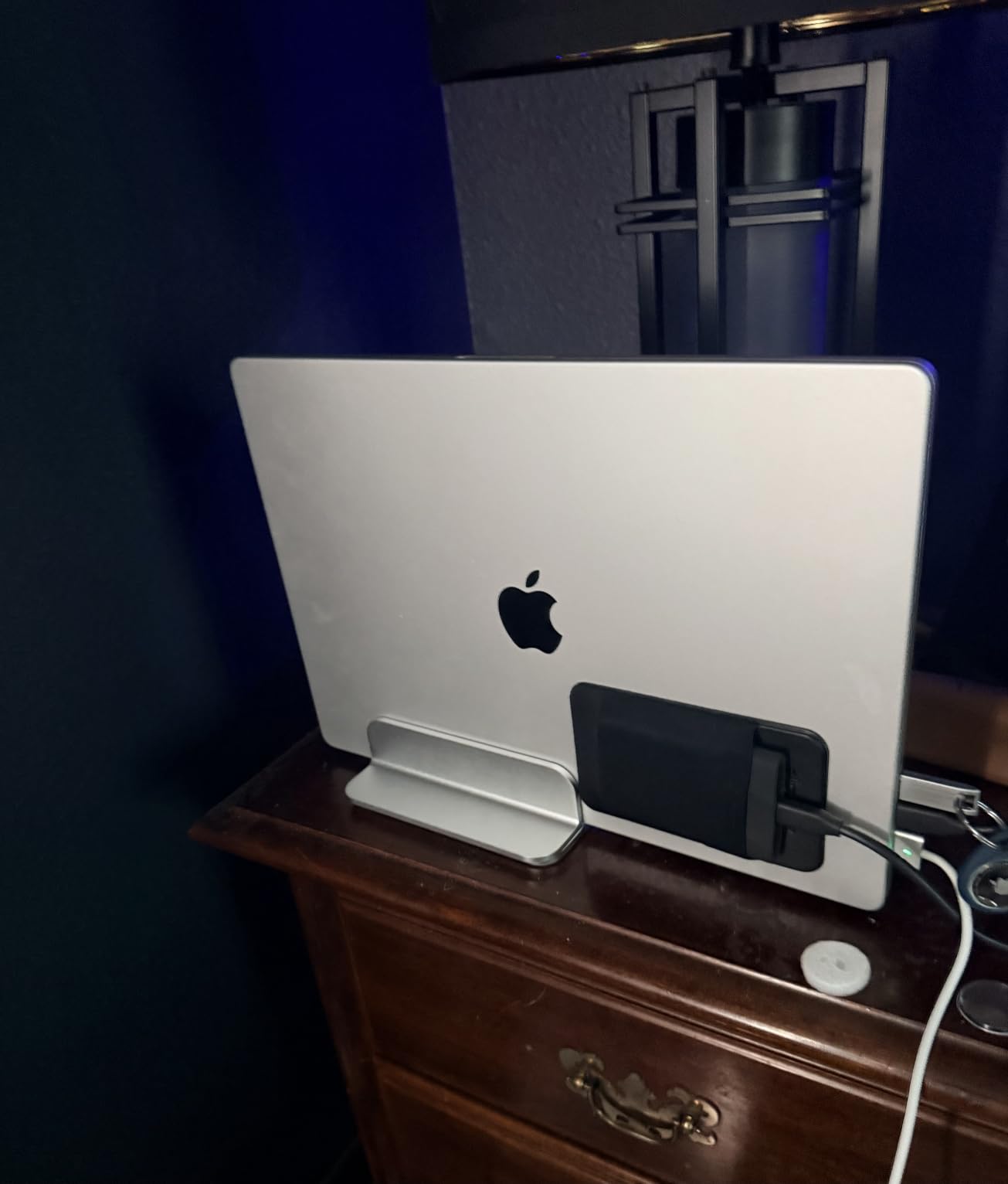 JOKItech Aluminum Laptop Vertical Stand Organizer, Sturdy Laptop Computer Holder Desktop Stand Compatible with new Retina Apple MacBook Pro/Air/Neo, Mac mini & iPad Pro - Spacegrey customer photo 2