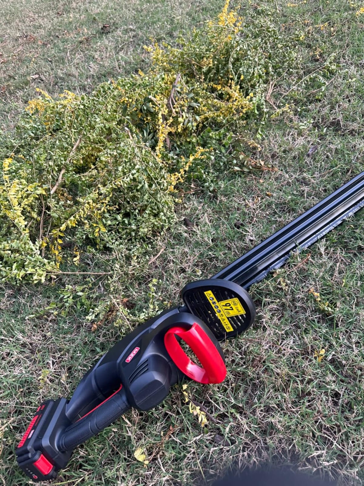 MZK 20V 22-Inch Cordless Hedge Trimmer with 2 x 4Ah Batteries customer photo 1