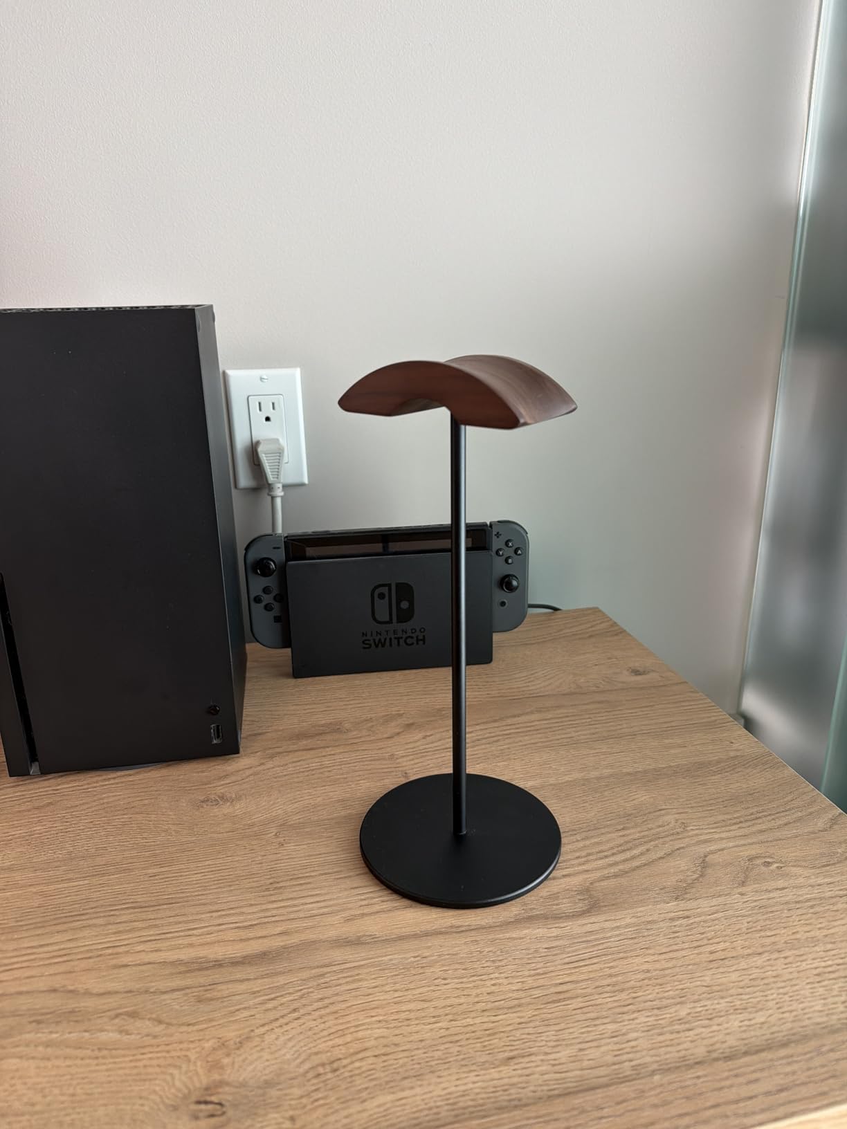 Headphone Stand, Walnut Wood & Aluminum Headset Stand, Nature Walnut Gaming Headset Holder with Solid Heavy Base for All Headphone Sizes (Gold) customer photo 2