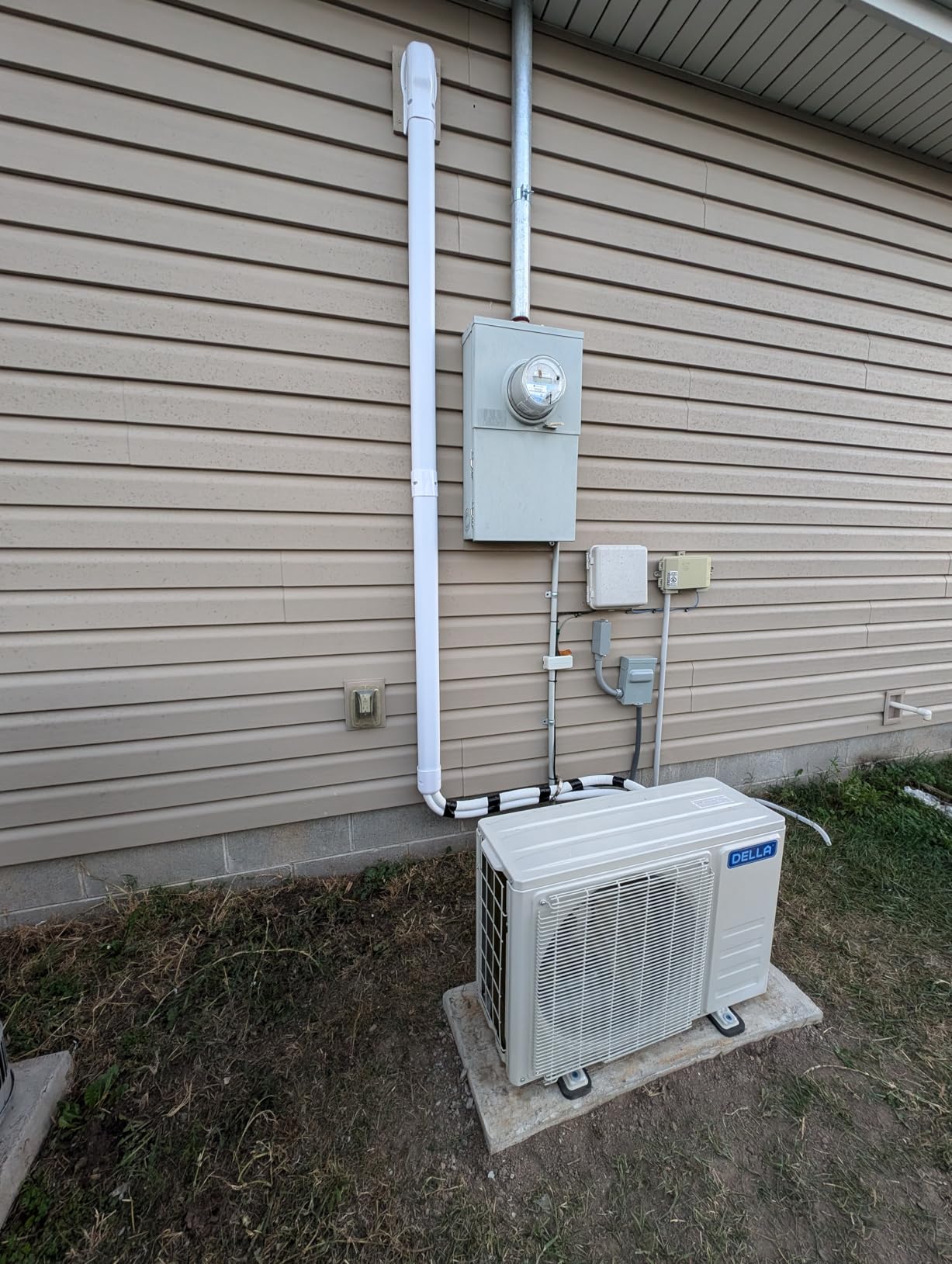 DELLA Vario Series 12000 BTU Mini Split Air Conditioner Work with Alexa with 1 Ton Pre-Charged Heat Pump Ductless Inverter System, 23 SEER2, Cools Up to 550 Sq. Ft,16.4ft Installation Kit Included customer photo 1