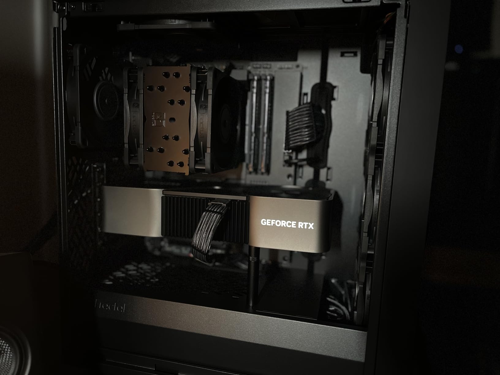 Noctua NH-U12A chromax.Black, Quiet High-Performance Tower CPU Cooler | 158mm Height, High-End Low-Noise Cooling, For Intel & AMD, Dual 120mm Fans, 100% RAM Compatibility, Rich Accessory Kit customer photo 1