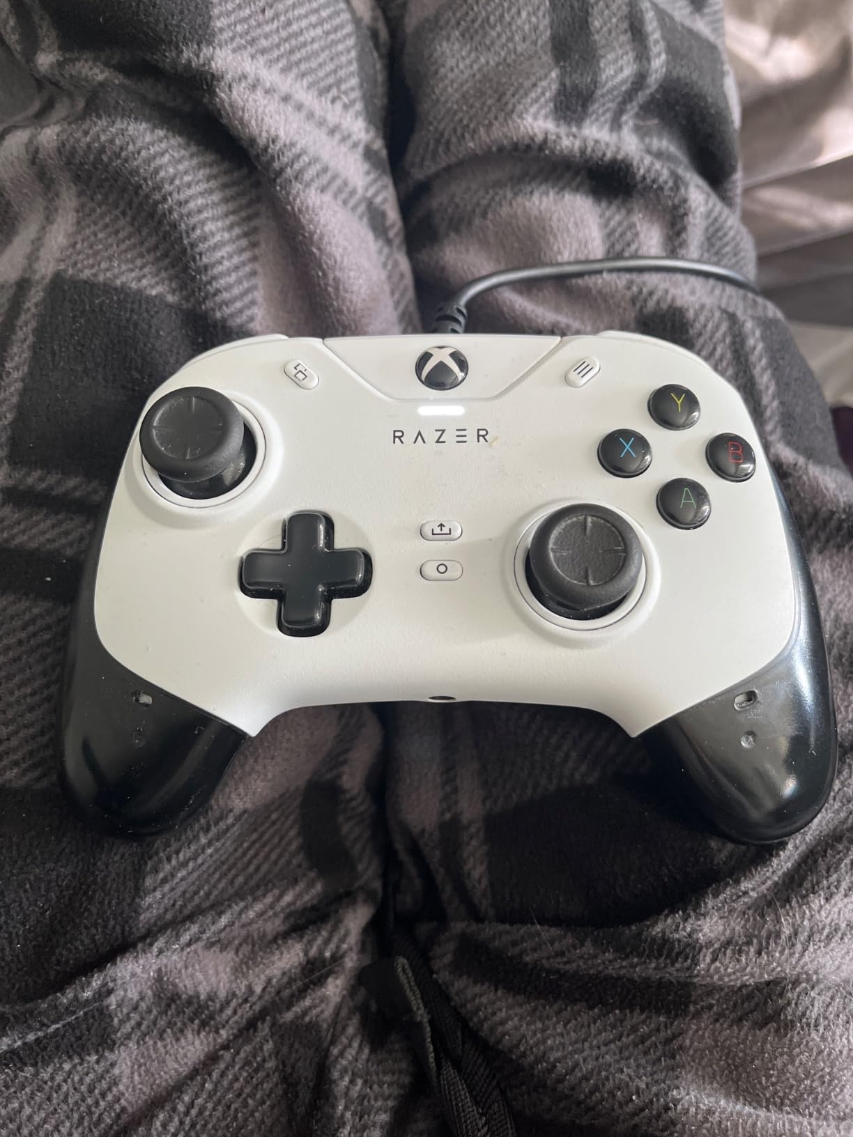 Razer Wolverine V2 Wired Gaming Controller for Xbox Series X|S, Xbox One, PC: Remappable Front-Facing Buttons - Mecha-Tactile Action Buttons and D-Pad - Trigger Stop-Switches - White customer photo 1