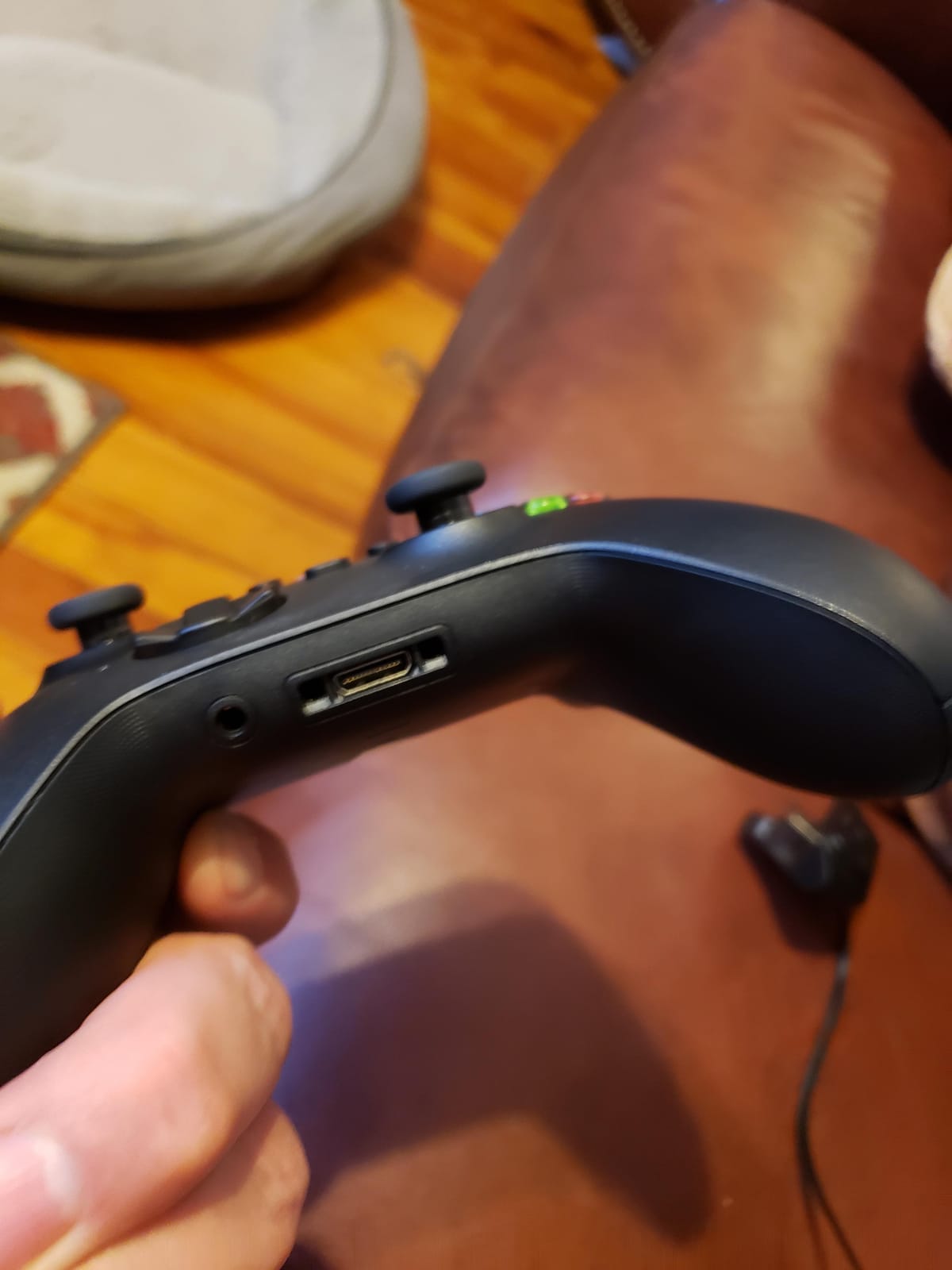 Razer Wolverine V2 Wired Gaming Controller for Xbox Series X|S, Xbox One, PC: Remappable Front-Facing Buttons - Mecha-Tactile Action Buttons and D-Pad - Trigger Stop-Switches - White customer photo 2