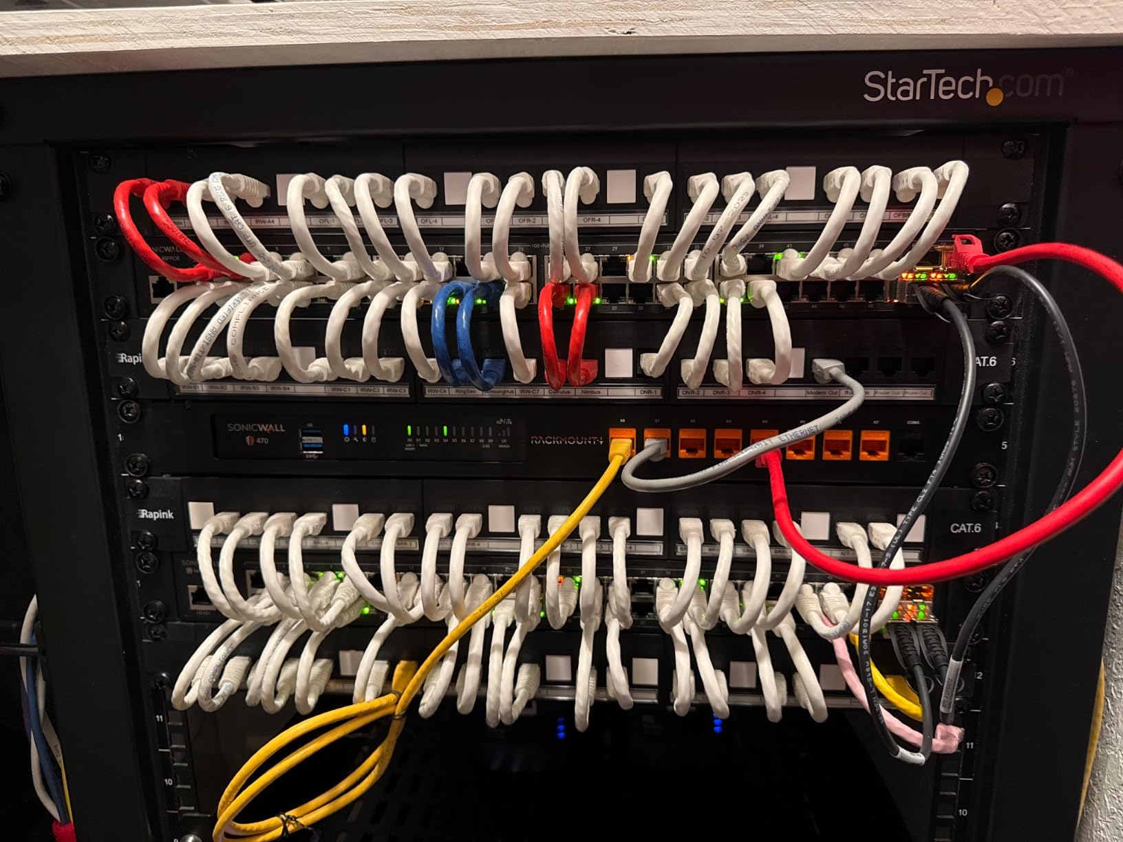 Rapink Patch Panel 24 Port Cat6 with Inline Keystone 10G Support, Pass-Thru Coupler Patch Panel UTP 19-Inch with Removable Back Bar, 1U Network Panel for Cat6, Cat5e, Cat5 Cabling customer photo 1