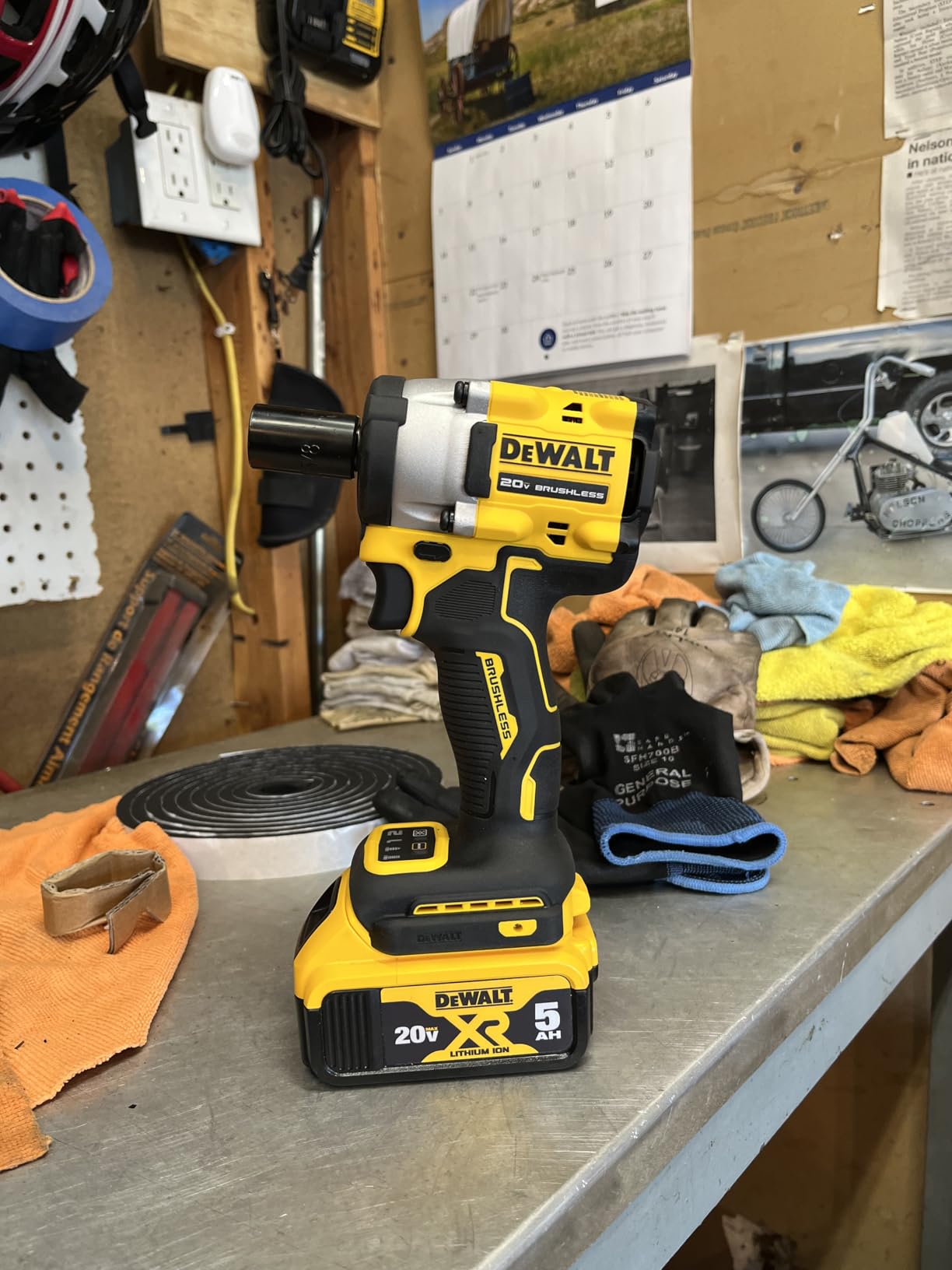 DEWALT ATOMIC 20V MAX* 1/2 in. Cordless Impact Wrench with Hog Ring Anvil (Tool Only) (DCF921B) customer photo 2