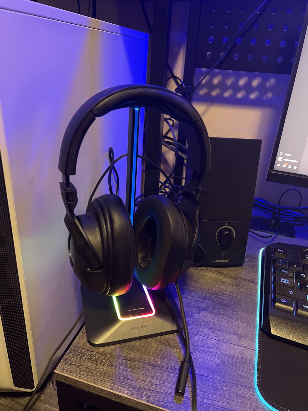 New Bee Headphone Stand with RGB Lighting, Sturdy Aluminum Gaming Headset Holder with USB-C & USB Charging Ports, Stable Desktop Earphone Stand for All Headphones Size, Black | USB-C & USB Charging Ports, Stable Desktop Earphone Stand for All Headphones Size customer photo 1