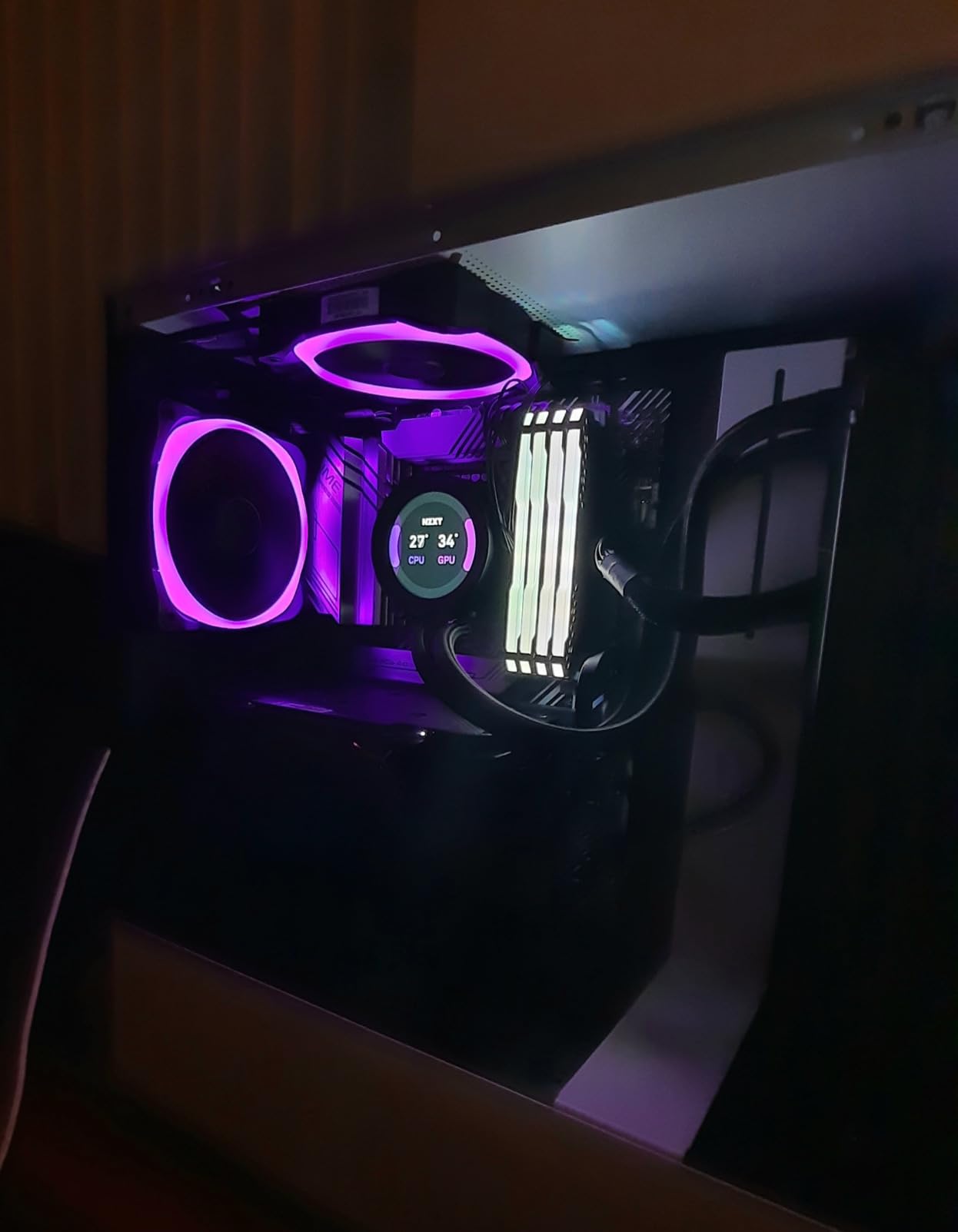 NZXT RGB & Fan Controller - AC-CRFR0-B1-6 RGB Lighting Channels - 3 Fan Channels - RGB Lighting Customization - Black customer photo 2