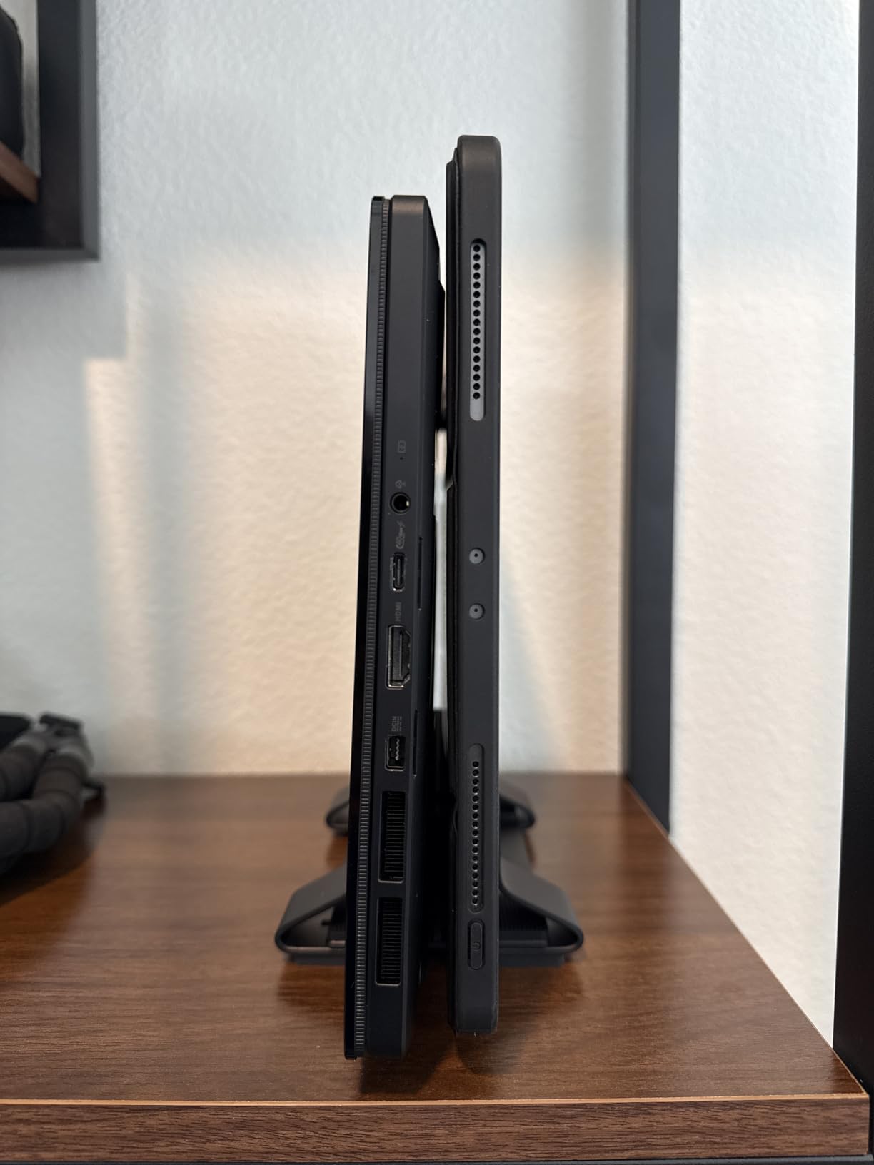 Aluminum Vertical Laptop Stand Dock Holder, Adjustable Slot Width 12-42mm, Space-Saving Upright Storage for MacBook and Laptops customer photo 2