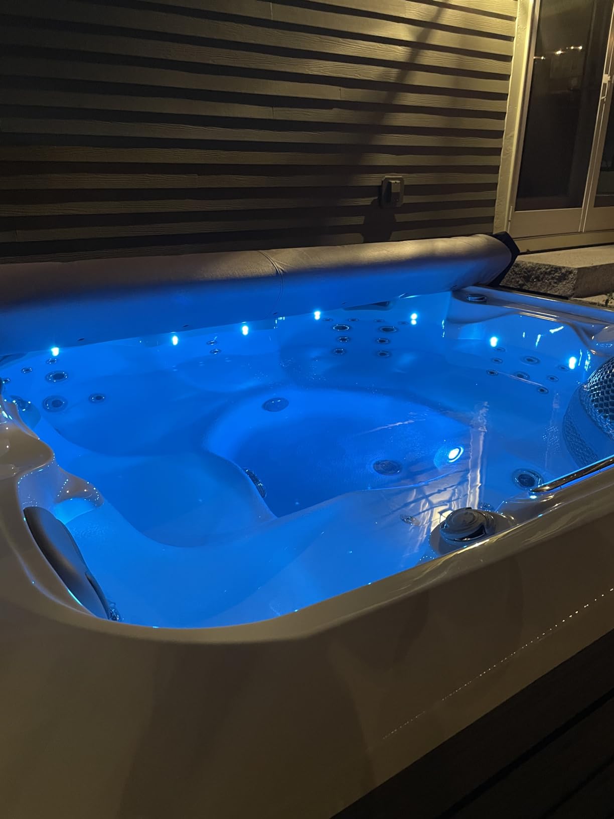Comfort Hot Tubs - Hot Tub Spa - Seats 5-6 People - 51 Jets – Standard Heavy Duty Flip Cover, Water Fountains, Ozonator, LED Lights, Headrests, and More customer photo 2