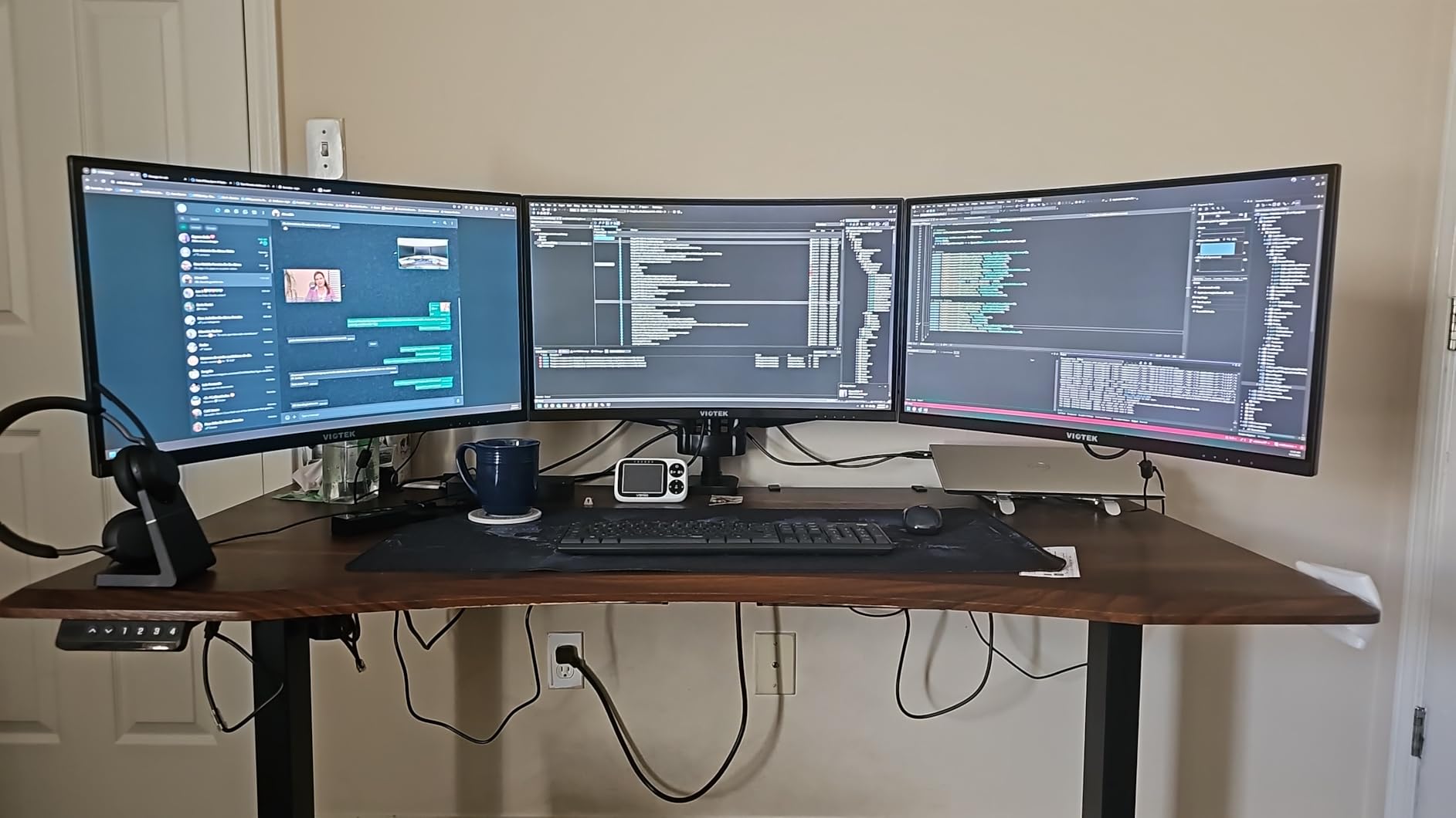 MOUNT PRO Triple Monitor Mount for Max 32