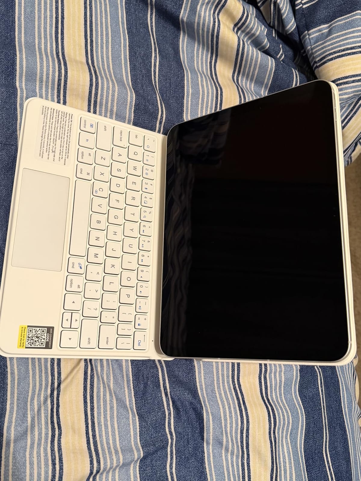 runelk Keyboard Case for iPad 10th Generation 2022 & 11th (A16, 2025) – Magic-Style Keyboard with Multi-Touch Trackpad – Floating Cantilever Stand – Magnetic Case for iPad 10.9 inch 10th / 11th Gen. customer photo 2