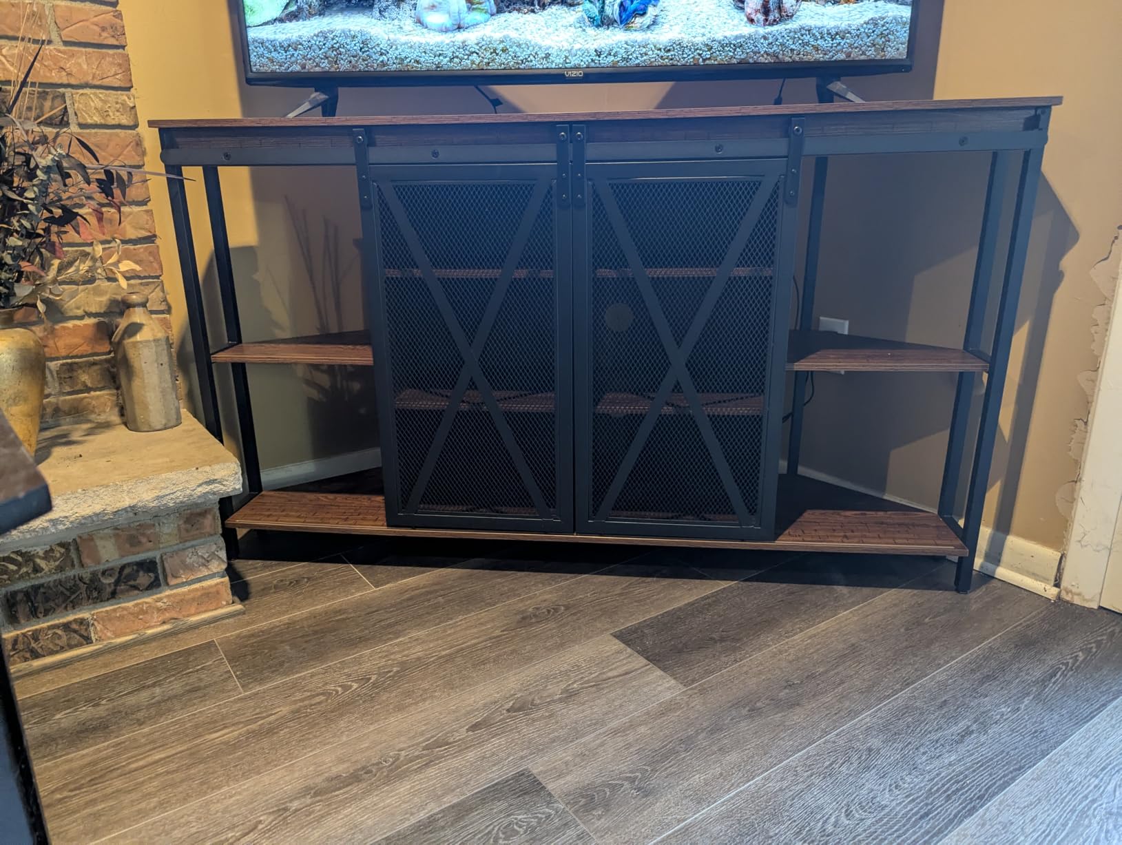 HOMISSUE Corner TV Stand for 55 Inch TV, Rustic Corner Entertainment Center with Storage, Industrial Media Console Table with Sliding Barn Door, Entertainment Center for Living Room, Brown customer photo 1
