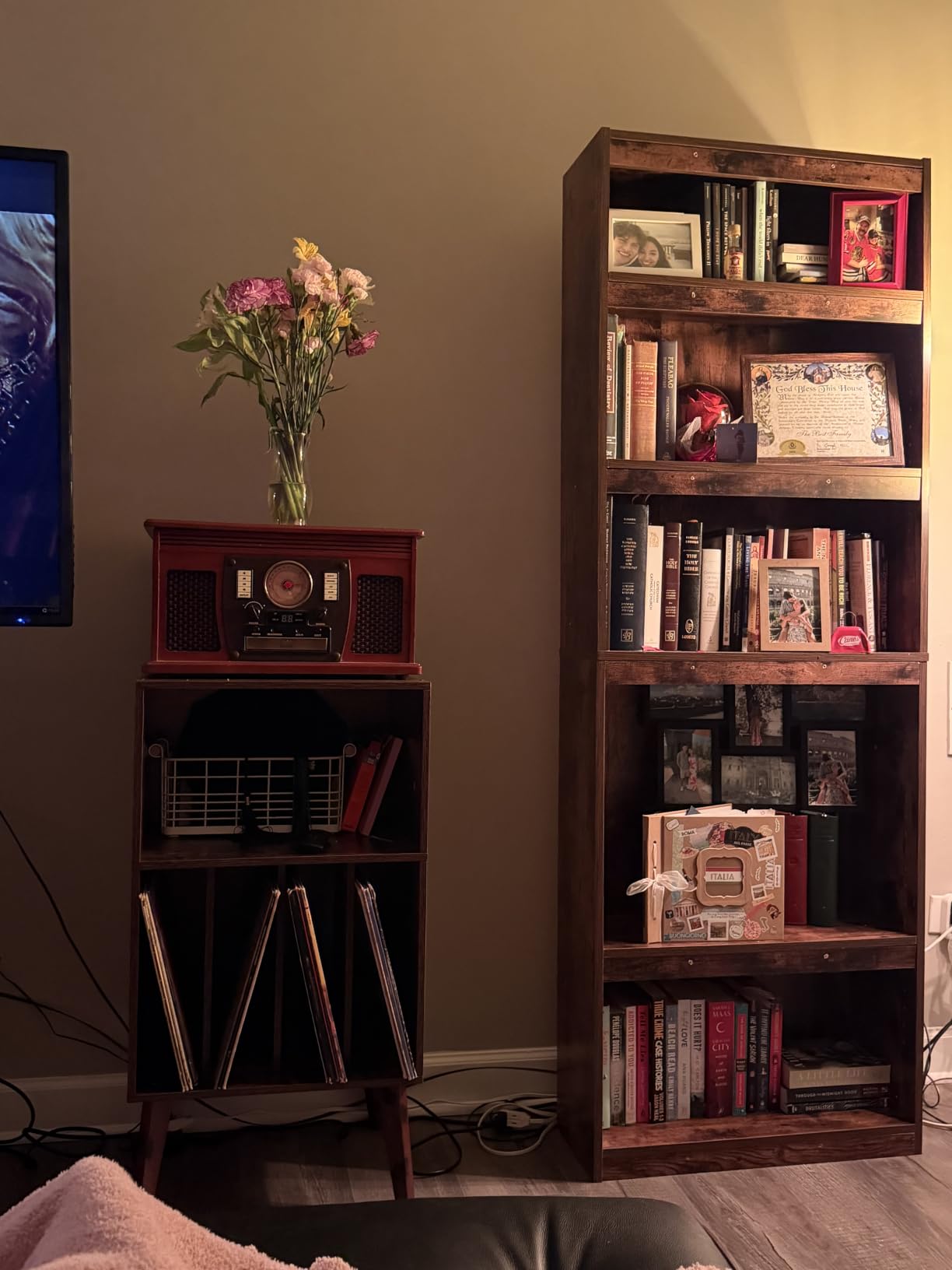 Lerliuo Record Player Stand, Walnut Turntable Stand Holds up to 160 Albums customer photo 1