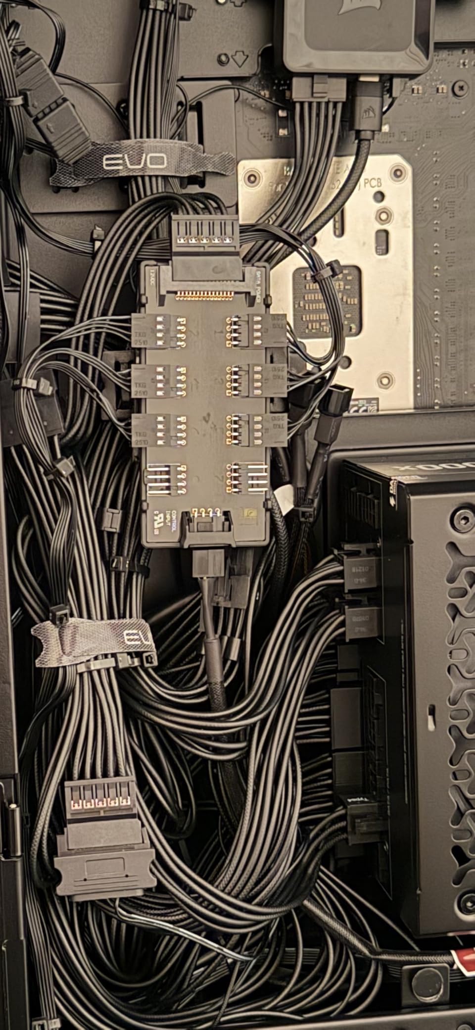 Noctua NA-FH1, 8-Port PWM Fan Hub, Magnetic with Short Circuit Protection customer photo 1