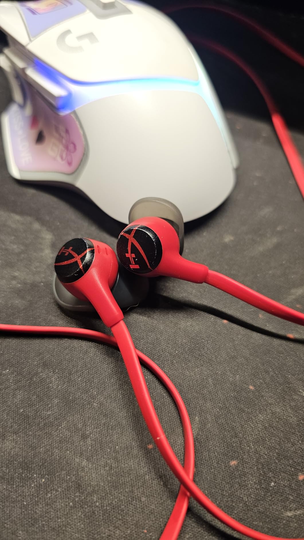 HyperX Cloud Earbuds II - 14mm Drivers, Four Eartips, Hard-Shell Carrying Case, Low-Profile 90° Plug, 3.5mm Plug, Built-in Microphone, Multi-Function Button, PC, Mobile, Nintendo Switch - Red customer photo 2
