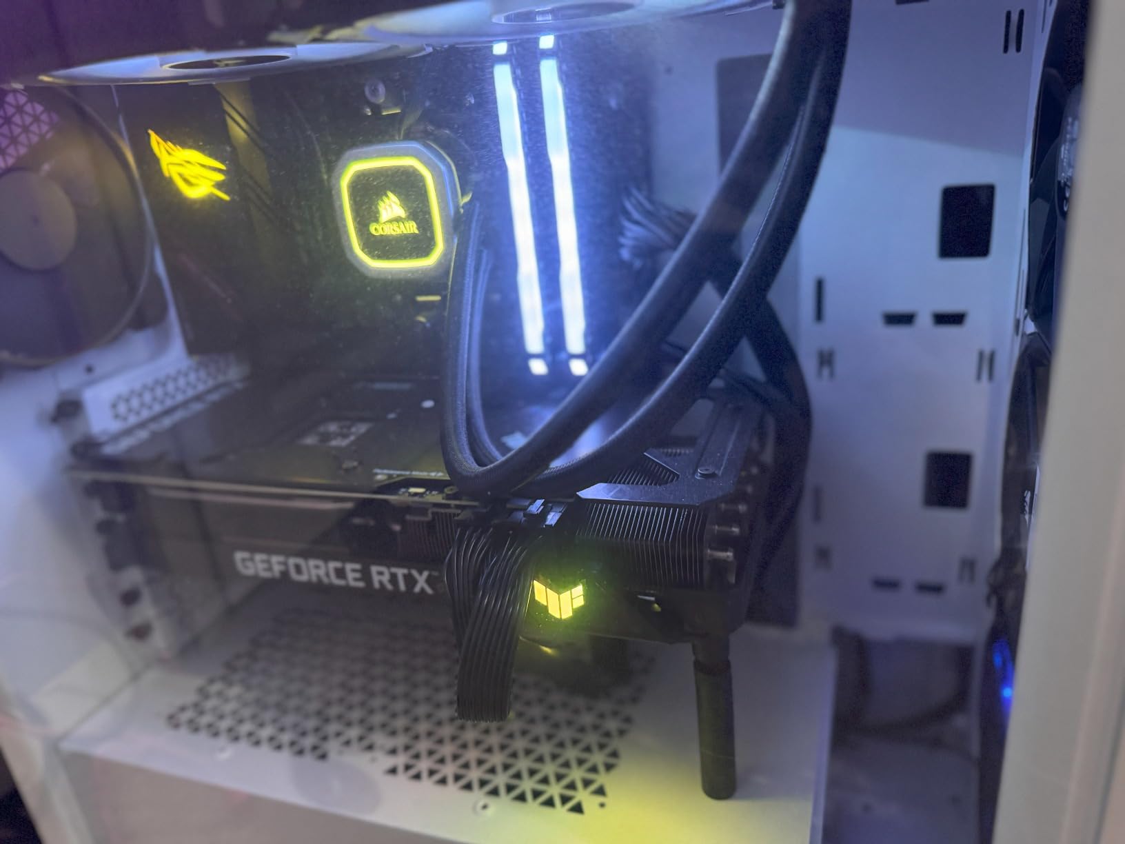 Corsair 3000D Airflow Mid-Tower PC Case – 3-Pin Fans – Four-Slot GPU Support – Fits up to 8X 120mm Fans – High-Airflow Design – White customer photo 1