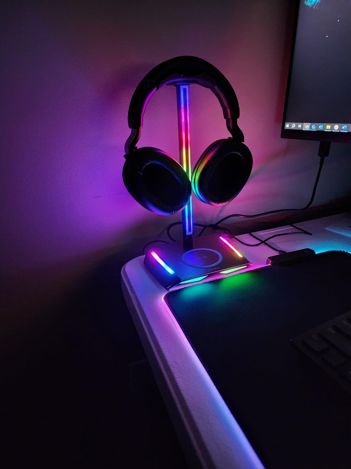New Bee RGB Headphone Stand with 2 USB-C & 1 USB Charging Ports, Desk Gaming Headset Holder with 7 Light Modes and Non-Slip Rubber Base Suitable for All Earphone Accessories customer photo 2
