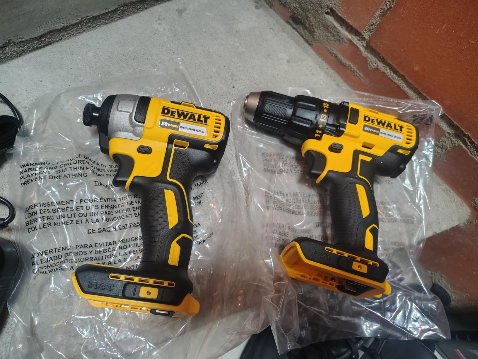 DEWALT 20V MAX Cordless Drill and Impact Driver, Power Drill Brushless 2-Tool Power Tool Combo Kit, Includes 2 Batteries, Charger and Bag (DCK277D2) customer photo 2