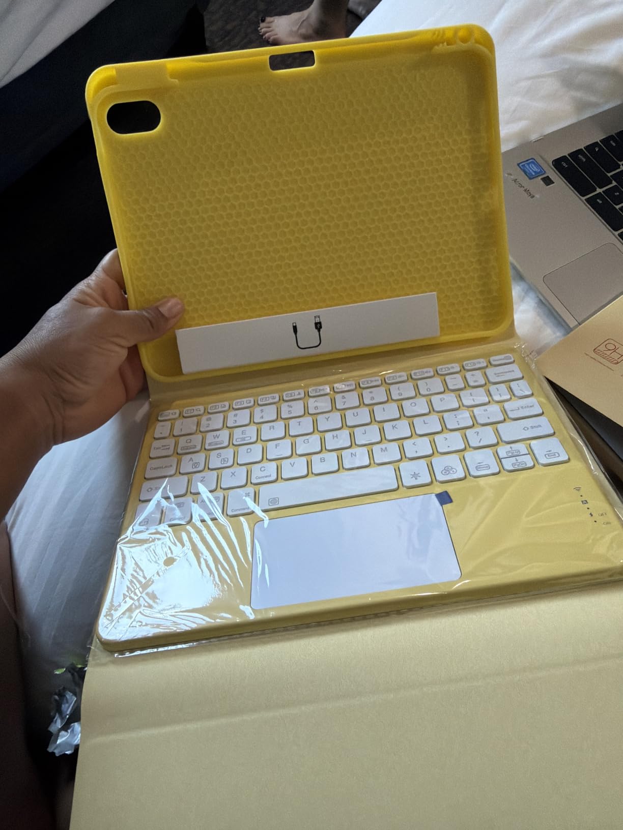 Harvopu for iPad A16 11th/10th Generation Case with Keyboard, Folio Cover customer photo 2
