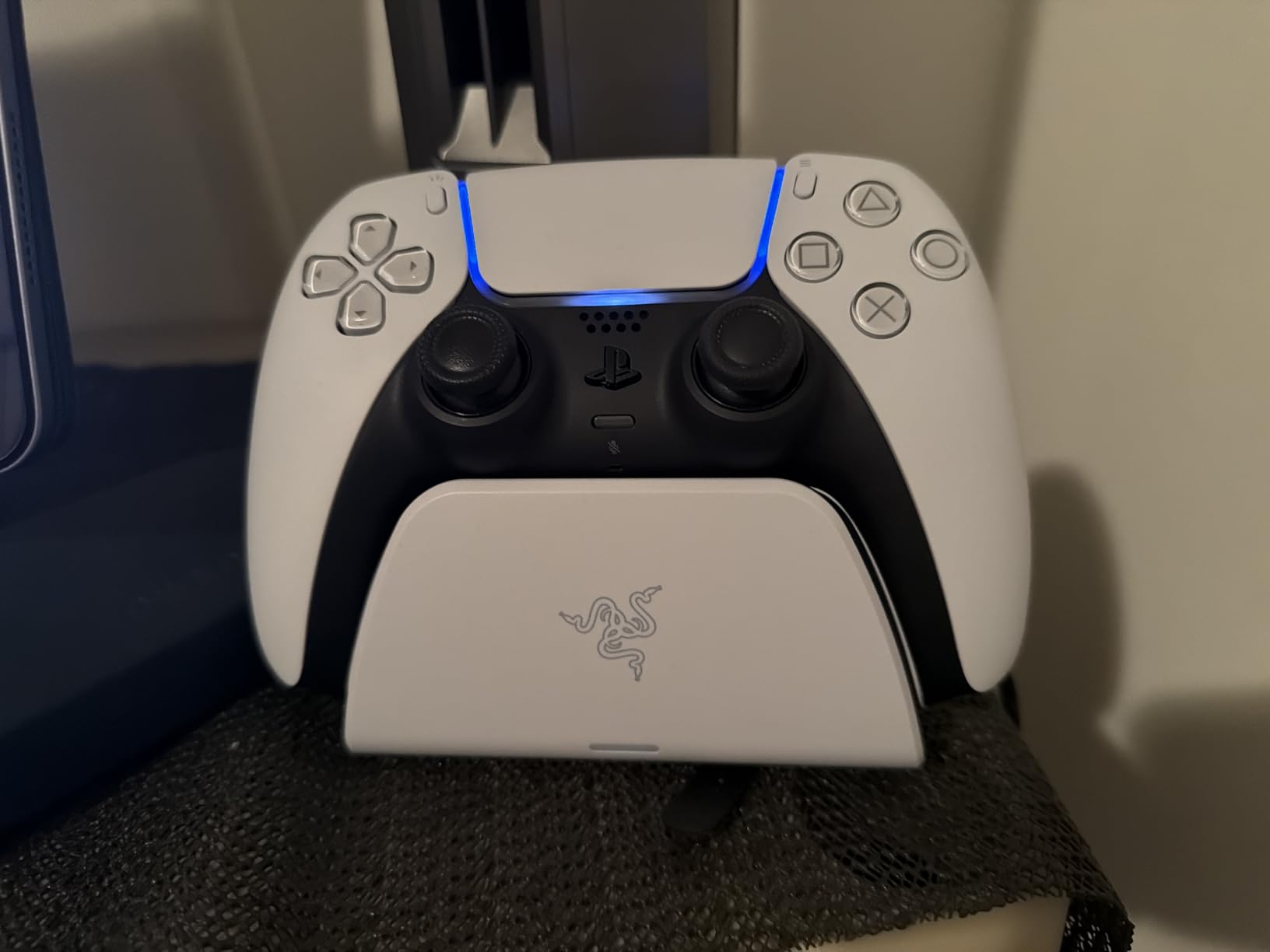 Razer Quick Charging Stand for PlayStation 5: Quick Charge - Curved Cradle Design - Matches PS5 DualSense Wireless Controller - One-Handed Navigation - USB Powered - White (Controller Sold Separately) customer photo 1