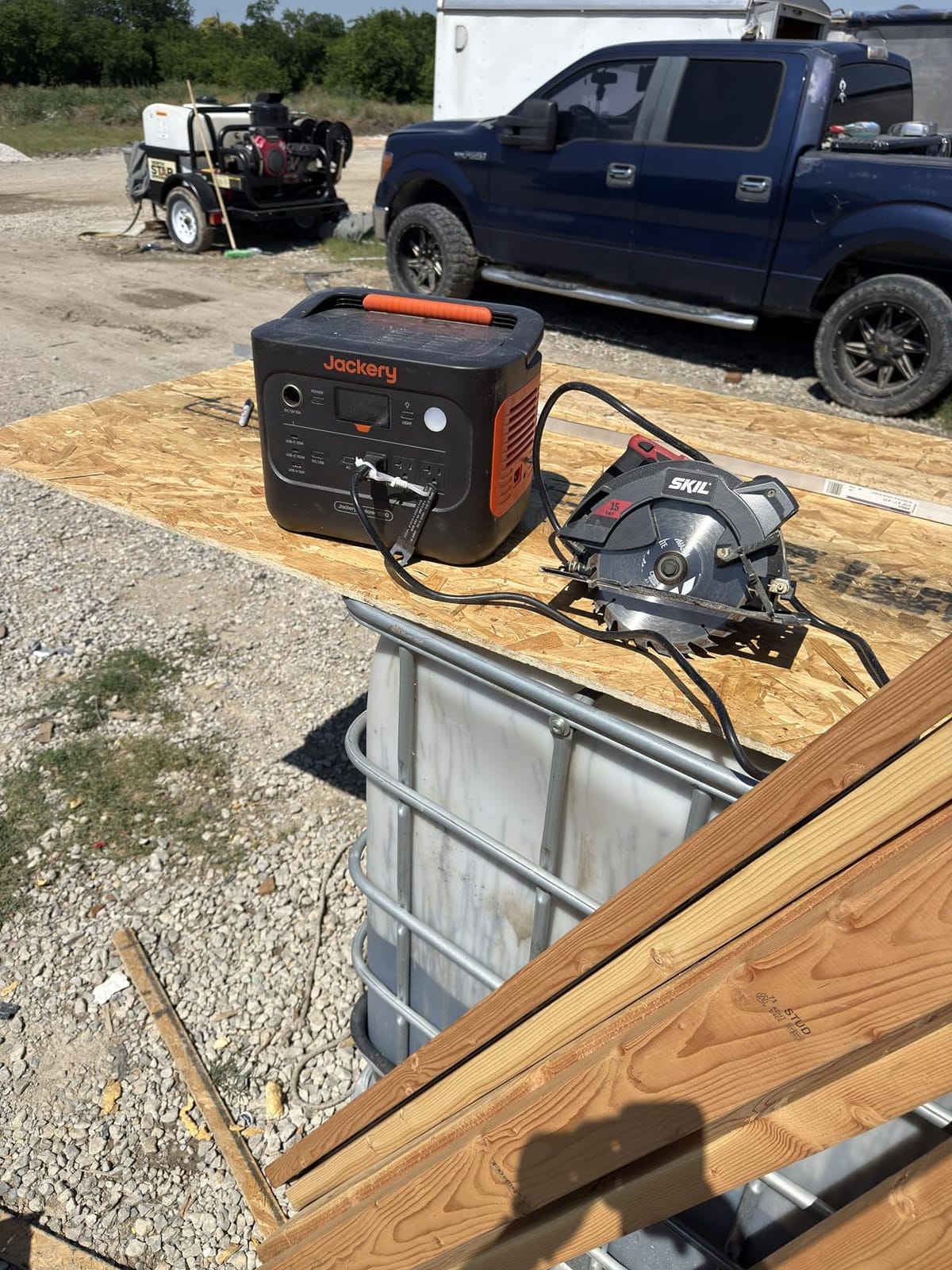 Jackery Solar Generator 1000 v2 and 200W Solar Panel,1070Wh,1500W AC customer photo 1