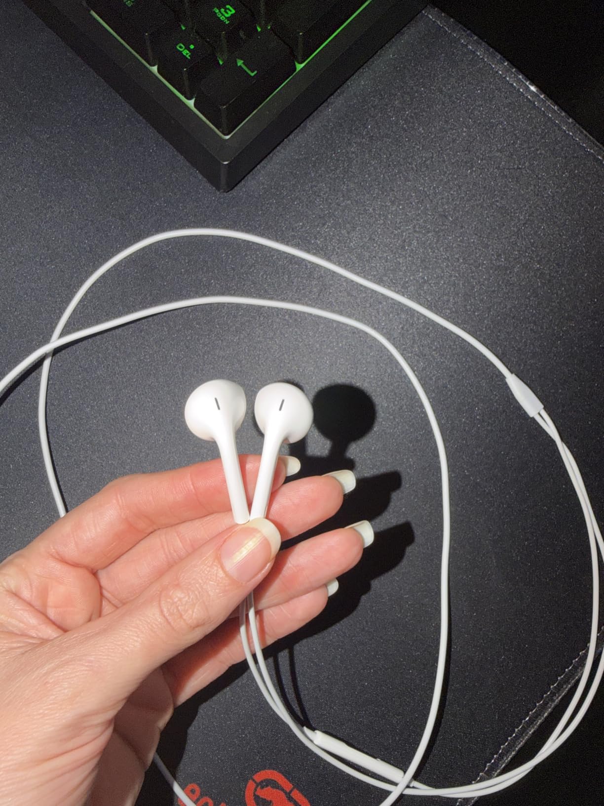 Apple EarPods Headphones with 3.5mm Plug, Wired Ear Buds with Built-in Remote customer photo 1
