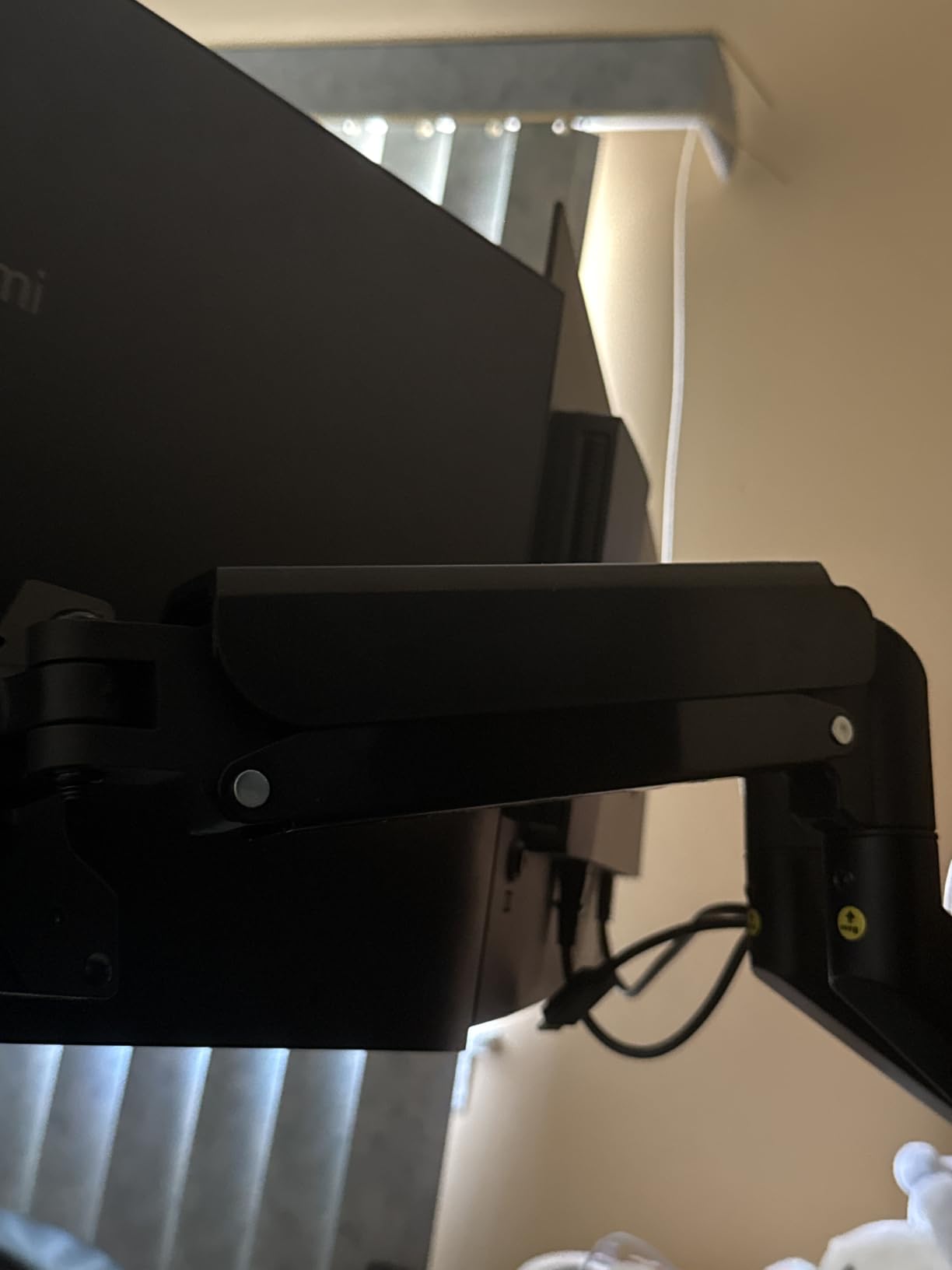 WALI Adjustable Dual Monitor Arm for 13-32 inch Screens, 22 lbs per Arm | Dual Monitor Stand for Desk, Full Motion with Tilt, Swivel, Rotation, C-Clamp & Grommet Base, VESA 75/100mm (GSMP002N), Black customer photo 2