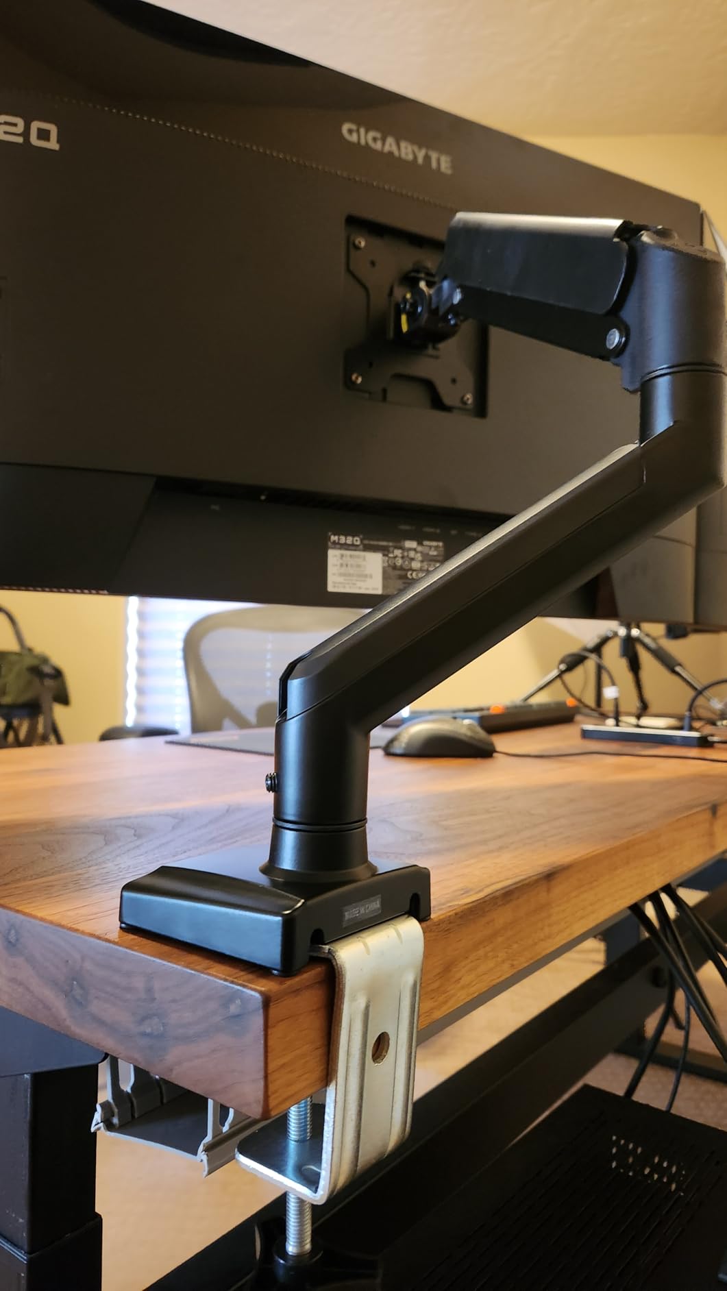 WALI Adjustable Single Monitor Arm for 13-34 inch Screens, up to 26.4 lbs | Single Monitor Desk Mount, Full Motion with Tilt, Swivel, Rotation, C-Clamp & Grommet Base, VESA 75/100mm (GSMP001N), Black customer photo 2