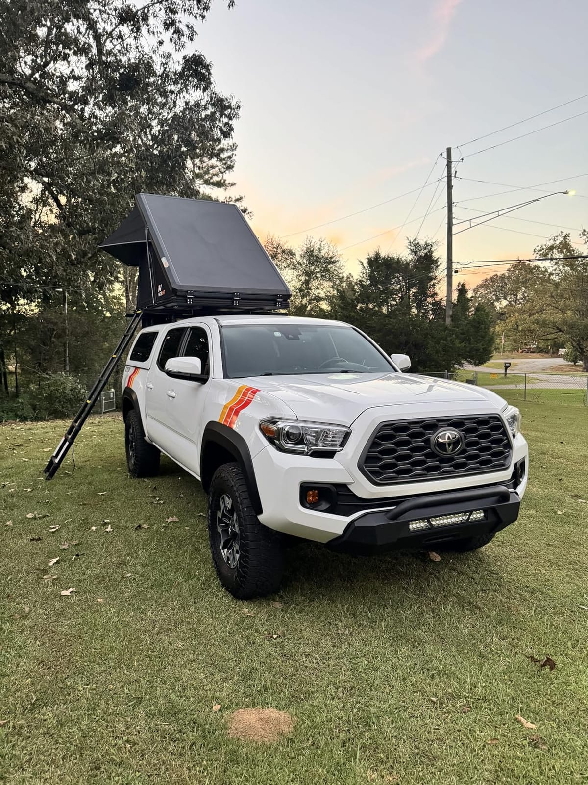 Naturnest Rooftop Tent Hard Shell, Easy Set Up Pop Up Tent for 2 Person Camping, Windproof Waterproof UV-Resistant Blackout 4 Season Tent for Pickup Jeeps, Truck, SUV, Van, Trailer - Polaris 1 customer photo 2