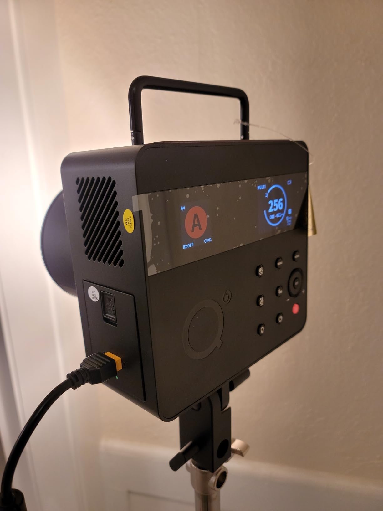 NEEWER Q6 600Ws 2.4G TTL Outdoor Studio Flash App Control, Compatible with Godox, 1/1-1/512, 1/8000 HSS 3000mAh Strobe Light, 30W Bi Color LED Modeling Lamp/400 Full Power Flash/0.01-0.9s Recycle customer photo 1