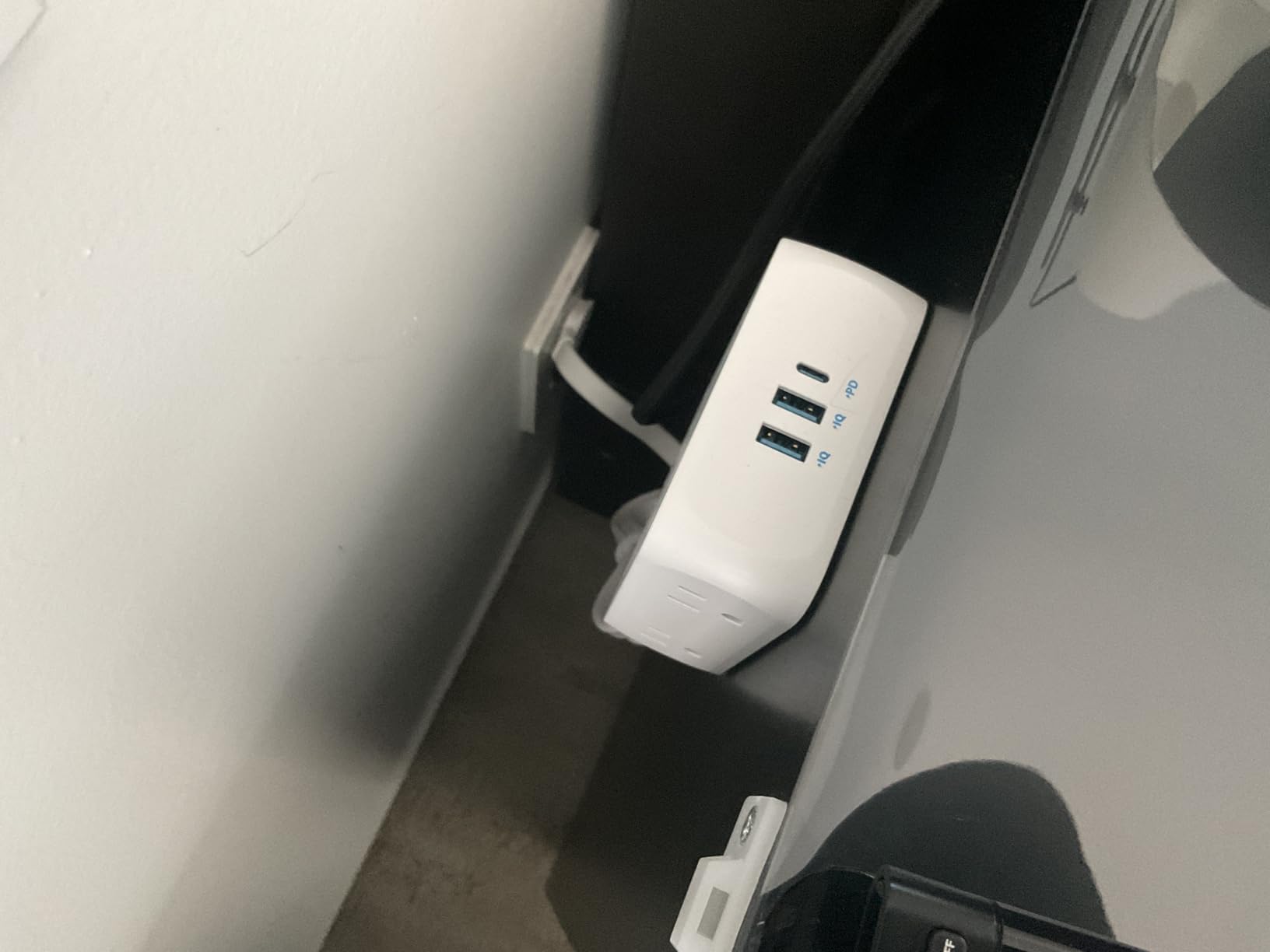 Anker Power Strip with 2000J Surge Protector, 5ft Outlet Extender, 20W, 8AC customer photo 2